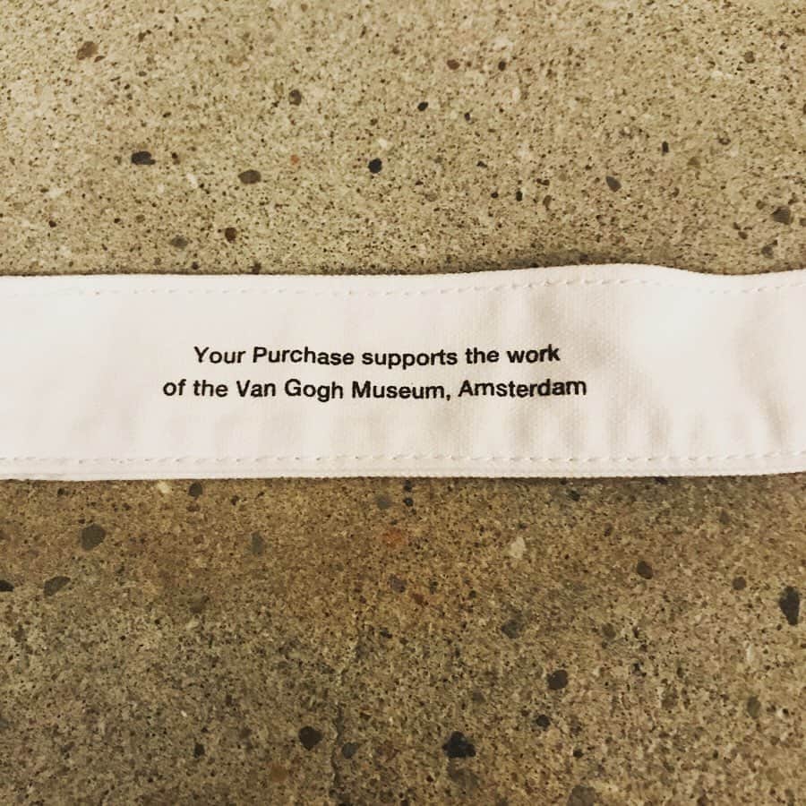 HOUYHNHNM／フイナムさんのインスタグラム写真 - (HOUYHNHNM／フイナムInstagram)「今日の#フイナムの私物 はTAGS WKGPTY × Van Gogh Museumのショルダーバックをご紹介。  弟テオにつづったとされる「ゴッホの手紙」からインスピレーションを受け、メッセージを現代風のデザインに昇華させています。  アートを身近に感じられるアイテムです。  #tagswkgpty  #vangogh  #vangoghmuseum」6月6日 14時00分 - houyhnhnm_official