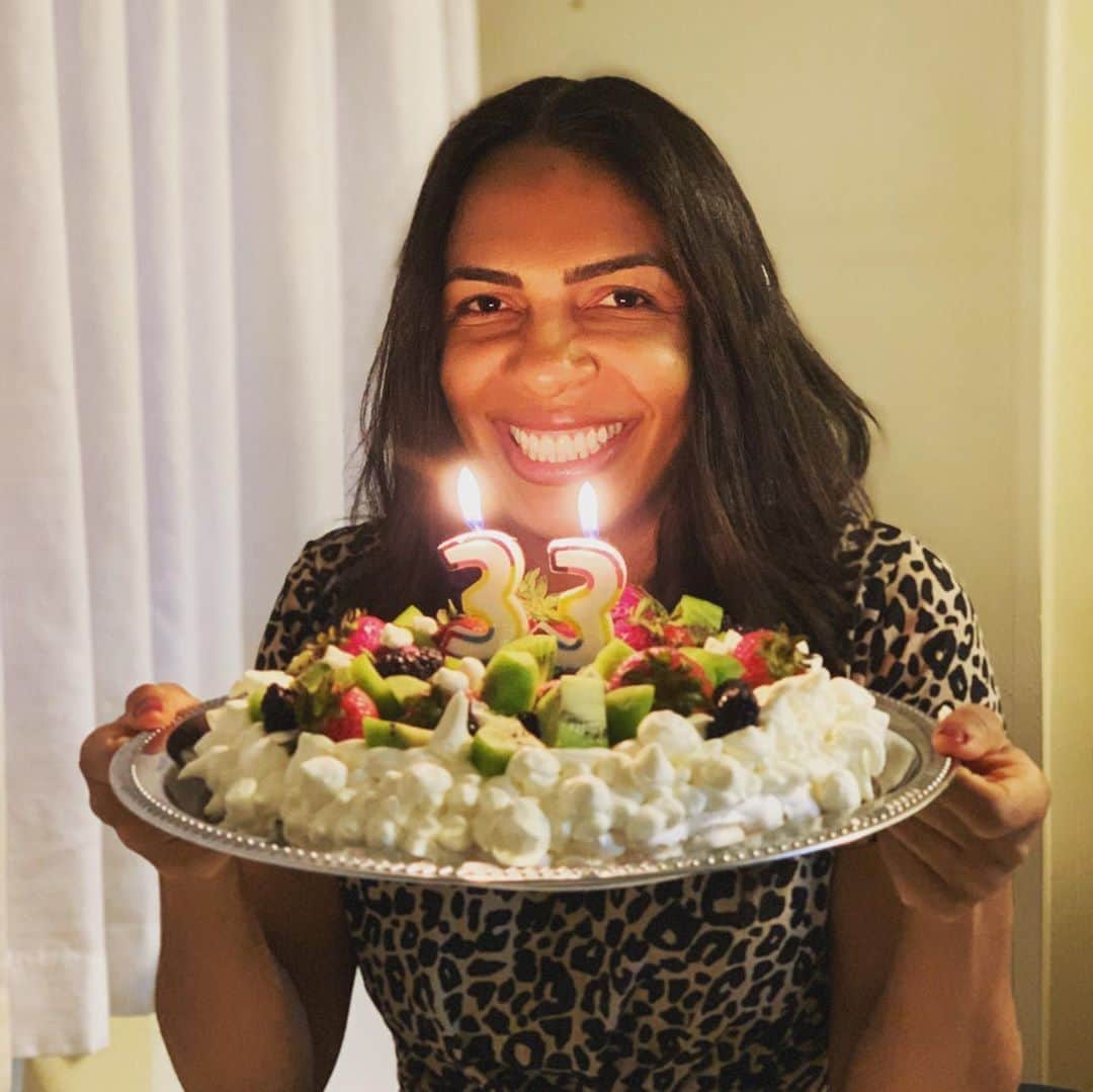 エリカ・ミランダのインスタグラム：「O aniversário foi ontem porém a comemoração foi hoje! Nossa como amo aniversários❤️ Quero agradecer a todos que me enviaram mensagens, aos que não tiveram tempo de enviar mas no geral me mandaram boas energias! Vocês fizeram o meu dia mais especial ✨🥰 Gratidão, gratidão e gratidão!❤️🙏🏾🎂」