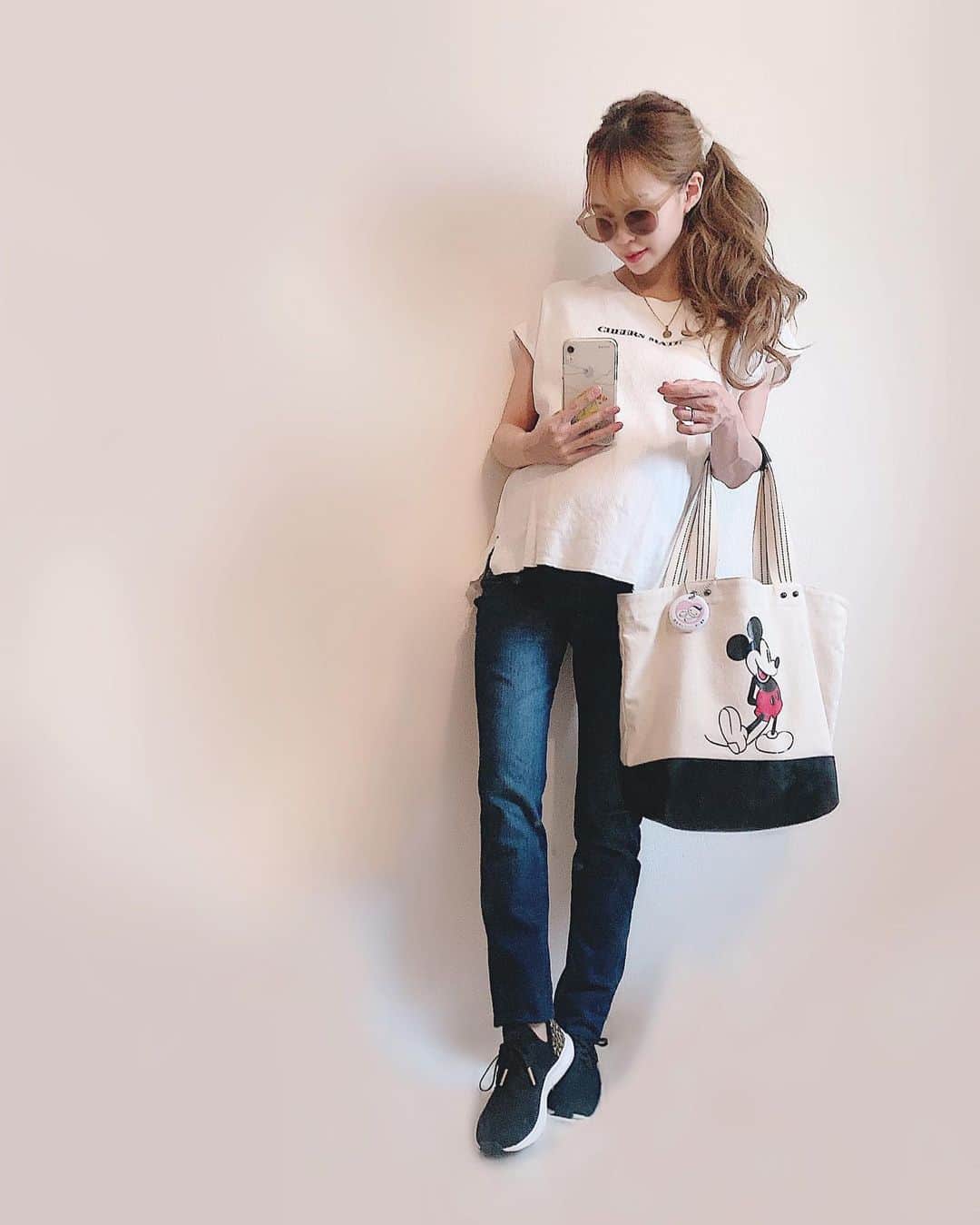 さっぴちゃんのインスタグラム：「... ⑅ 𝐶𝑜𝑜𝑟𝑑𝑖𝑛𝑎𝑡𝑒 ... ... . 公園コーデ♡♡♡ただただラフ(笑) . 最近はお砂場にハマってる あかりと一緒に遊ぶので、足が泥んこになるから 滅多に履かないスニーカーを出しました👟❤︎ . 友達にプレゼントでもらったピンクの ナイキもあるけど、可愛すぎて汚したくなくて 履けずに保存してる...🥺♡♡♡(笑) . 質問いただいていたマザーズバッグですが、 今はこのミッキーを使ってます🐭🎩 . 底がレザーっぽい生地だから汚れてもすぐ 拭き取れるし、ミルクを持ち歩かなくなってから 荷物がだいぶ減ったので、この大きさで 今は十分☺️♡これからは2人の荷物を入れるように なるので、前に使ってたベージュのバッグを 使うつもりでいます(ˊᵕˋ⑅)♡♡♡ . . ………………………………(♡)……………………………… .」