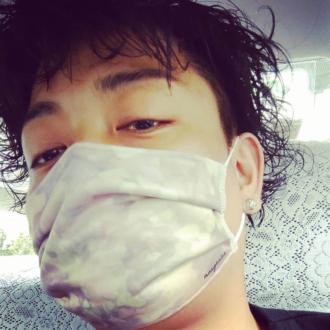 中村昌也のインスタグラム：「頂いたマスクを着けて、  番組収録へ〜(^^) この番組は健康の勉強になる。。。 何より久しぶりの収録で楽しみだ！！ 今日は何かなぁ〜。。。 #久しぶりの #収録 #楽しみ #マスク #迷彩」