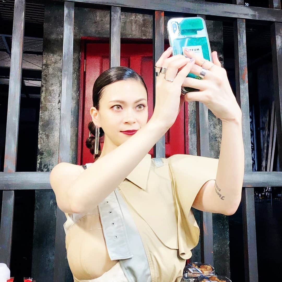 小柳ゆきのインスタグラム：「アルバム発売まであと25日。 . 現在、各サイトでアルバム予約受付中です❗️ . 詳しくは、オフィシャルウェブサイトをご覧ください💁‍♀️ . by STAFF  素敵なピアス👉 @flake_jewelry_official」