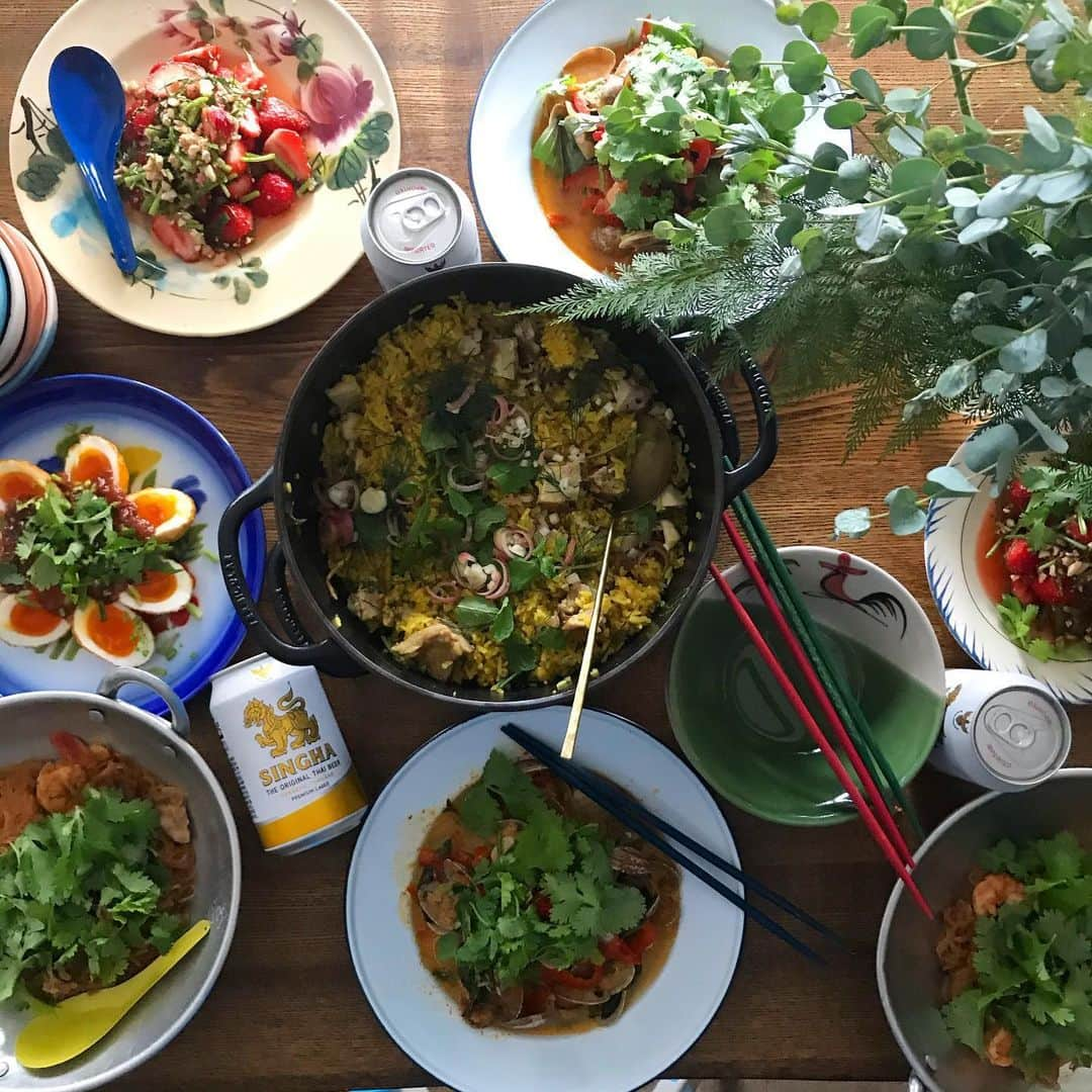 エダジュンさんのインスタグラム写真 - (エダジュンInstagram)「パクチーとタイ料理の料理教室🇹🇭 ・ 無事に初日を迎えられました！ ・ ご参加下さった皆様、ありがとうございました😊✨ ・ ・ 少人数すぎて、買い出しの食材の量など掴めず、パクチーの量が凄かったですが😇笑 ・ 距離を取りながらでしたが、もぐもぐタイムも一緒にして、やっぱり料理教室は楽しくて、やりがいがあるな...と思いました😭🍻 ・ これ、早速作ります！のお言葉が本当に嬉しかったな（´-`）.｡o♩ ・ 安全第一で、6月、7月と頑張りたいと思います！ ・ 【メニュー】 ・ ・カオモックガイ ・あさりとパクチーのチリインオイル炒め ・クンオップウンセン ・いちごとパクチーのソムタム🍓 ・梅干しdeカイルーククーイ ・ ・ お腹いっぱいで幸せな昼です✨ ・ ・ #phakchi#coriander#cilantro #パクチー#パクチーボーイ#エダジュン #料理教室#thaifood#タイ料理」6月6日 14時22分 - edajun