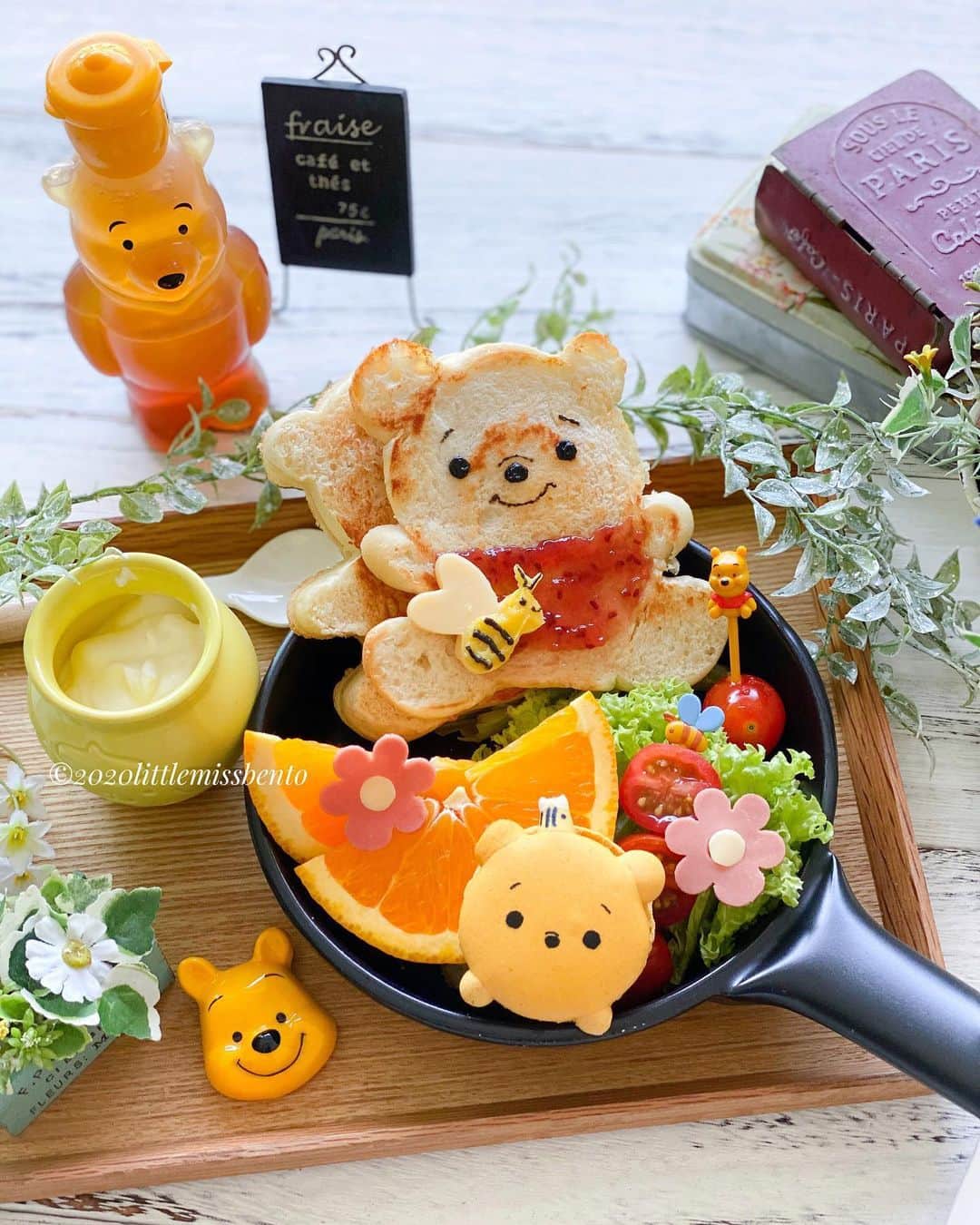 Little Miss Bento・Shirley シャリーさんのインスタグラム写真 - (Little Miss Bento・Shirley シャリーInstagram)「Many of you were asking me about how the teddy bear bread went! I sliced the bear shape 🧸 bread and made into a Pooh bear theme breakfast.  #littlemissbento #kawaiifood #foodart #foodartist #edibleart #homebaker #winniethepooh #poohbear #disney #disneyeats #bearbread #baking #kawaiibread #プーさん #クマのプーさん」6月6日 14時15分 - littlemissbento