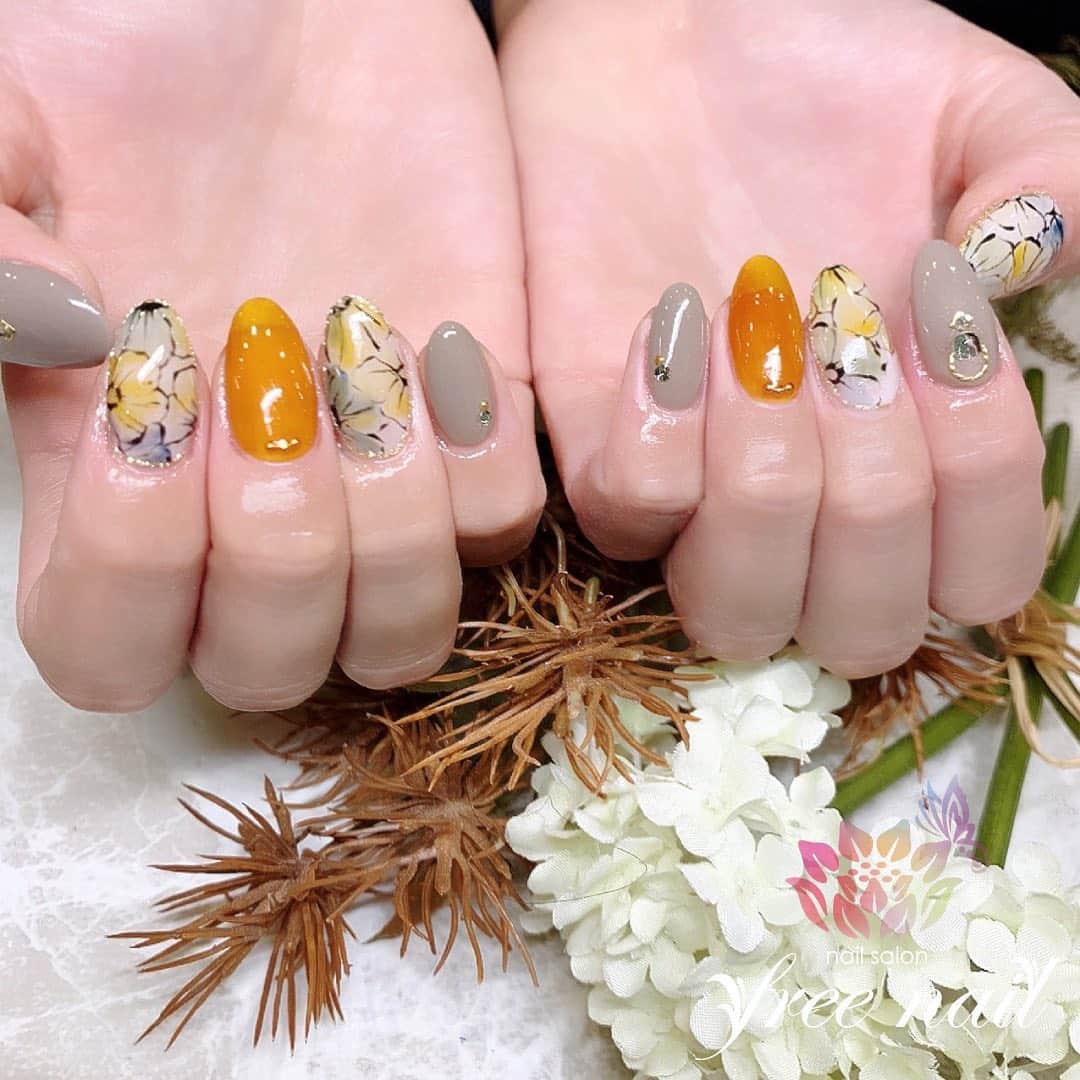 free nail フリーネイルのインスタグラム：「. お客様ネイル💅🏻🌙✨ . サマーフラワーネイル🌼✨ . 夏色な花柄🌞✨ . ▶︎▶︎▶︎スワイプして動画も見てね☝︎🎬✨ . ご来店ありがとうございました🙇🏻‍♀️🙇🏻‍♀️🙇🏻‍♀️💗 . #ネイルアート #ジェルネイル #ネイルサロン #大阪ネイルサロン #ネイルデザイン #ネイルチェンジ #フラワーネイル #花柄ネイル #手書きアート #手書きアートネイル #オレンジネイル #グレージュネイル #デザインネイル #トレンドネイル #シンプルネイル #大人ネイル #夏ネイル #summernails #nailsart #nailsdid #美甲 #日式美甲 #日式美甲胶 #日本美甲师 #日本美甲老师 #美甲上课 #日本胶 #フリーネイル #freenail」