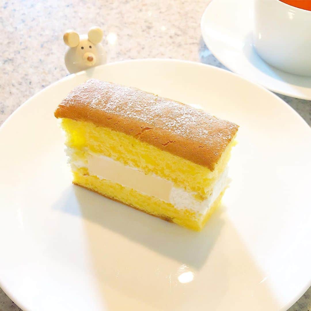 榊山敬代のインスタグラム：「🍰☕️… ・ 今朝は久しぶりに寝坊してしまいましたので 朝食さぼることにしましてモーニングケーキ  スポンジに挟まれていますのは フワフワ生クリームとプリンで これまた紅茶と相性よろしくて 朝からしあわせモーニングの巻  まだもうひと切れありますから はやくたべたいなぁと楽しみが 増えて待ち遠しくお預けタイム  さてきょうは新たな zoom乾杯会が決定  お久しぶりな方々なので たのしみにもうひと作業 ・ ・ 💻✏️… ・ ・ ・ #おうち時間  #おうち大好き #stayhome ・ ・ ・ ・ #モーニング #朝ごはん #ブランチ #branch #bread #ケーキ #cake #スポンジ #プリン #purine #spongecake#ケーキ屋さん #ファンドリー #foundry #Japanese #food  #デザート  #desert #sweets #日本画家 の#テイクアウト #コロナウイルスが早く終息しますように」