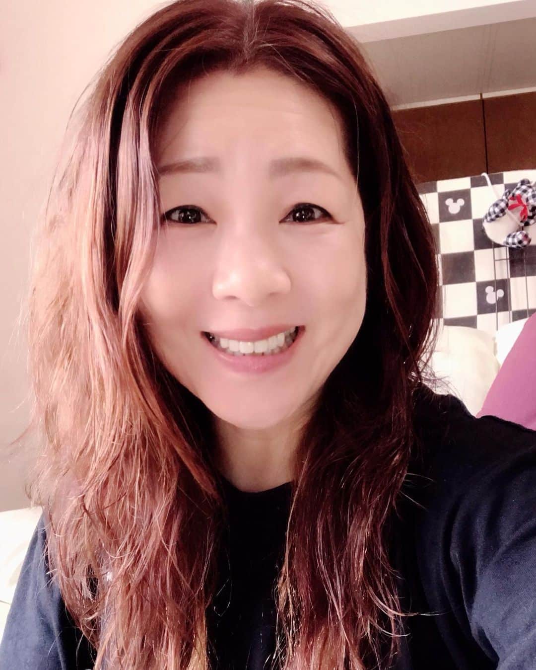 井上貴子のインスタグラム：「小学生の頃からの親友で ながーーーく付き合っている 友達が美容師^ ^  いつも行く美容院は 渋谷で…結構人の出入りが激しい。  自粛が緩くなったって チョイと怖いからね。  今回はカラーパーマカットと フルコースで^ ^  神取さんも週明けの仕事に向け 美容院行きたいとのことで 一緒に行ってきたよ^ ^  ウマイ^ ^ センスがイイ^ ^  めっちゃ楽だし めっちゃスキ この感じ^ ^  べにひおも一緒だーよ^ ^  Happyで^ ^  コロナ問題に携わる 全ての皆様。  心から 感謝しています。  #井上貴子  #LLPWX #女子プロレス #紅緒と柊音 #トイプードル #神取忍 #小学生からの親友 #美容院 #パーマ #イチナナ配信 #感謝 #STOPCOVID19」