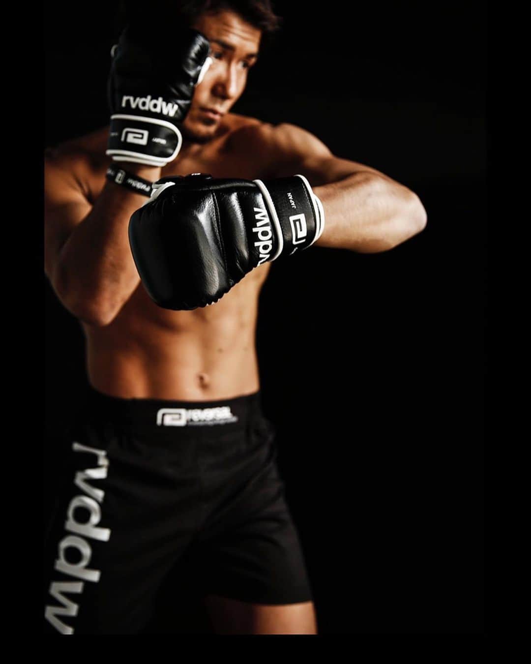 岡田遼のインスタグラム：「Left hook！ photoby @bbjdc  from @rvddw_tokyo  #mmagloves #2020ss #collection #slowmotion #rvddw #tokyo #japan #apparel #sports #brand #street #workout #activewear #gymwear #martialarts #mma #jiujitsu #karate #kickboxing #boxing #grappling #wrestling #rugby #running」