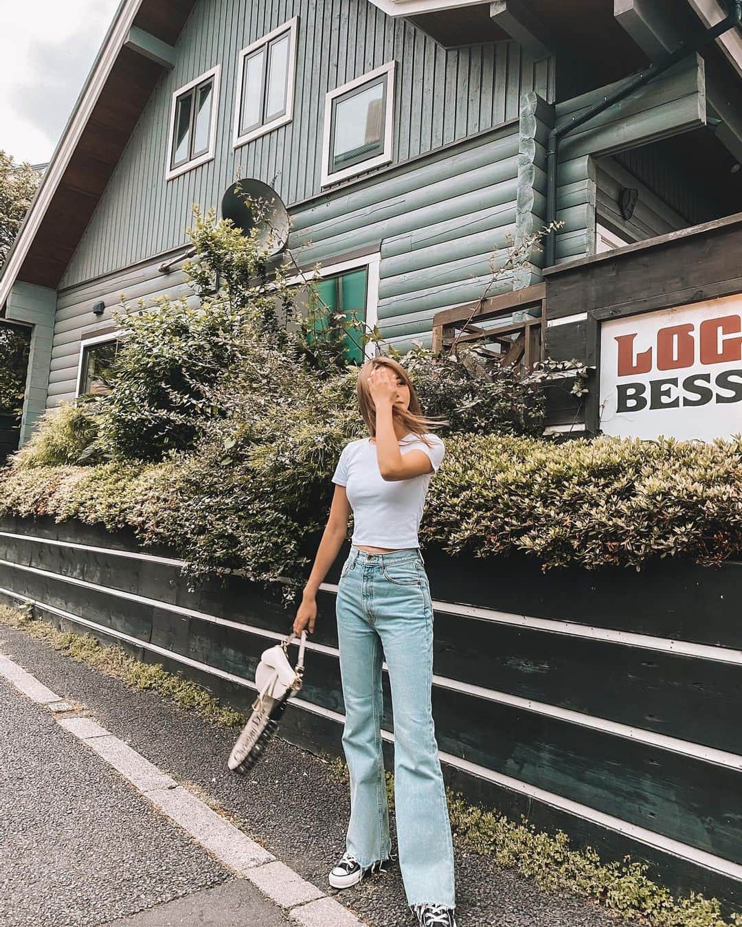 のインスタグラム：「Saturday mood 🌿🕊🤍 . . .  #style #love #beautiful #currentlywearing #lookbook #wiwt #whatiwore #whatiworetoday #ootdshare #outfit #clothes #wiw #mylook #fashionista #todayimwearing #instastyle #instafashion #outfitpost #fashionpost #todaysoutfit #fashiondiaries #sneakers #おしゃれさんと繋がりたい #ファッション #シンプルコーデ #スニーカー女子 #コンバース」