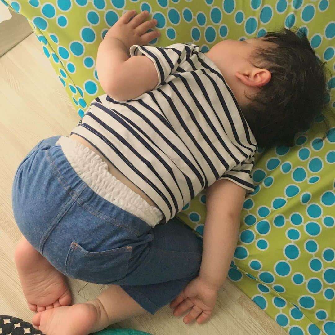 山西章博のインスタグラム：「よくこんな格好で寝れるもんだ…。 #赤ちゃん #嫡男 #せがれ #昼寝 #ノックアウトされたんか #しんどくないんかな #耳だけ似てる #耳以外も似て来た #これ以上似るな #ママリ#パパリ#ベビフル#ベビリトル#コドモノ#mamanoko#コノビー#mamanokoカメラ部#mamanokoギフトキャンペーン#コドモダカラ」