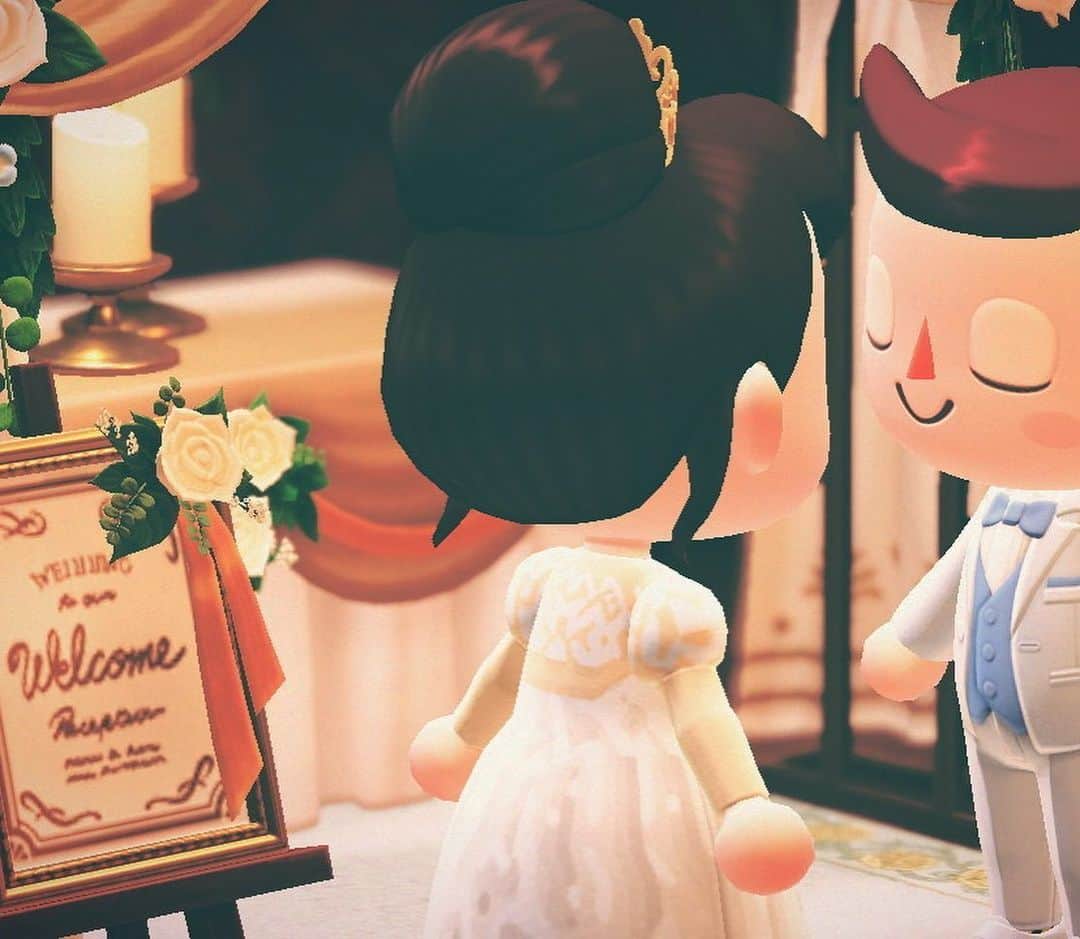 yumikatsuraのインスタグラム：「*﻿﻿﻿﻿﻿﻿﻿ Yumi Katsuraのドレスは﻿ 2Way、3Wayと楽しめるのが人気の秘訣♡﻿ ﻿ ケープ風のオフショルダーと﻿ 7分丈×レースのブラウス﻿ 2種類のお袖とトレーンを﻿ コーディネート頂けるようにご用意致しました👗﻿ ﻿ 色々な雰囲気で素敵なあつ森結婚式を﻿ 楽しんでくださいね♪﻿ ﻿ -------------------------﻿ ﻿ 6月はジューンブライド♡﻿﻿﻿ プレ花嫁さま応援企画第1弾✨﻿﻿﻿ ﻿﻿﻿ 大ヒット作「あつまれ！どうぶつの森」！﻿﻿﻿ ジューンブライドのイベントにあわせて﻿﻿﻿ ユミカツラもドレス作りにチャレンジしました♪﻿﻿﻿ ﻿﻿﻿ 憧れのユミカツラのドレスで、﻿﻿﻿ 可愛いどうぶつたちと﻿﻿﻿ 今話題のあつ森結婚式をあげてみませんか？﻿﻿﻿ ユミカツラオリジナルマイデザイン配布中です👗﻿﻿ ﻿﻿﻿ #あつ森YumiBrides のハッシュタグをつけて、﻿﻿﻿ 素敵なお写真を投稿してくださいね♡﻿﻿﻿ ユミカツラ公式Instagram Storiesで﻿﻿﻿ ご紹介させて頂きます💍﻿﻿﻿ ﻿﻿﻿ 新しいデザインも追加予定ですので﻿﻿﻿ @yumikatsurajapan 是非フォローして下さいね♪﻿﻿﻿ ﻿﻿ -------------------------﻿﻿﻿﻿﻿﻿﻿ ﻿﻿﻿ 花嫁さまの憧れ「ジューンブライド（June bride）」とは、古くからヨーロッパで「6月に結婚する花嫁は幸せになれる」とされる言い伝え。そんなジューンブライドにちなんで、6月はユミカツラより、プレ花嫁さまを応援する夢の詰まった特別企画を毎週お届けします♡﻿﻿﻿ 公式HP&インスタをチェックしてね！﻿﻿﻿ ﻿﻿﻿ -------------------------﻿﻿﻿ ﻿﻿﻿ .﻿﻿﻿﻿﻿﻿﻿ .﻿﻿﻿﻿﻿﻿﻿ .﻿﻿﻿﻿﻿﻿﻿ #yumikatsura #ユミカツラ #桂由美 #桂由美ドレス #YumiBrides #あつ森 #あつ森マイデザイン #あつ森写真部 #あつ森好きな人と繋がりたい #あつ森結婚式 #あつ森ジューンブライド #オンライン結婚式 #animalcrossing #animalcrossingnewhorizons #animalcrossingclothes #animalcrossingdress #animalcrossingjunewedding﻿﻿﻿ #Dressy花嫁 #おうち時間 #おうちじかん #おうち時間を楽しもう #nintendoswitch #どうぶつの森」