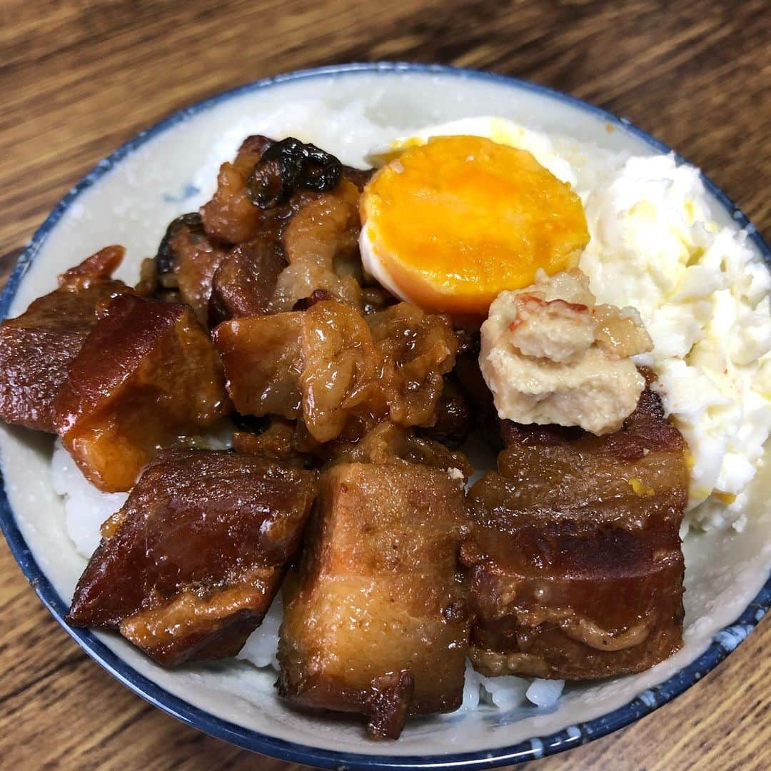 瑛蓮さんのインスタグラム写真 - (瑛蓮Instagram)「红烧肉と塩卵と腐乳の組み合わせは、遅めのお昼ご飯にピッタリです。 これは！この世で1番美味しい、と思えながら食べられます。  #瑛蓮 #お昼ごはん」6月6日 15時06分 - elen_official_422