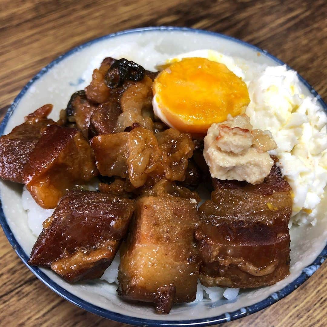 瑛蓮のインスタグラム：「红烧肉と塩卵と腐乳の組み合わせは、遅めのお昼ご飯にピッタリです。 これは！この世で1番美味しい、と思えながら食べられます。  #瑛蓮 #お昼ごはん」