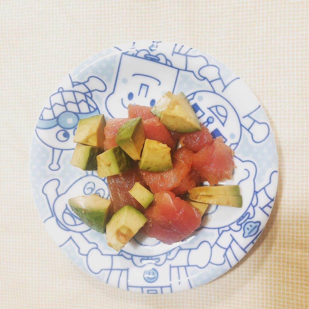 夏奈子さんのインスタグラム写真 - (夏奈子Instagram)「カレーって🍛 毎日食べれるよね💕 簡単、うまい、最高‼️ ズッキーニと 冷蔵庫余り物の ピーマンを素揚げして乗せてみました＾＾ 少し、塩🧂かけてます。  アボカド🥑マグロは シンプルにワサビ醤油で❤️ 人参が好きなので🥕 多めにいれてます。 人参はアンチエイジング効果があると知ってから更によく食べるようになりました❗️ ルーはスパイス適当に色々いれたけど、 今回のメインは　 ジャワカレールー❤️ ルーはその日によって自分でブレンドしたり、市販の色々なの使います^ ^  #自炊 #カレー #3日分 #夏野菜 #夏野菜カレー #ズッキーニ #アボカド #マグロ #ピーマンはタネ取らない方が栄養高いらしい  #牛肉 #ミンチ #ダブル肉 #咖喱 #카레 #love #curry #japan」6月6日 15時09分 - chankana0609