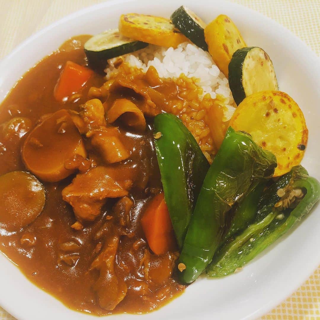 夏奈子のインスタグラム：「カレーって🍛 毎日食べれるよね💕 簡単、うまい、最高‼️ ズッキーニと 冷蔵庫余り物の ピーマンを素揚げして乗せてみました＾＾ 少し、塩🧂かけてます。  アボカド🥑マグロは シンプルにワサビ醤油で❤️ 人参が好きなので🥕 多めにいれてます。 人参はアンチエイジング効果があると知ってから更によく食べるようになりました❗️ ルーはスパイス適当に色々いれたけど、 今回のメインは　 ジャワカレールー❤️ ルーはその日によって自分でブレンドしたり、市販の色々なの使います^ ^  #自炊 #カレー #3日分 #夏野菜 #夏野菜カレー #ズッキーニ #アボカド #マグロ #ピーマンはタネ取らない方が栄養高いらしい  #牛肉 #ミンチ #ダブル肉 #咖喱 #카레 #love #curry #japan」