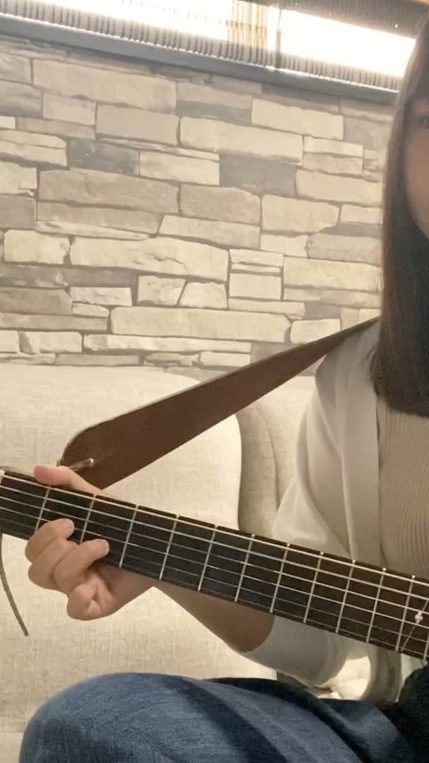 本郷柚巴のインスタグラム：「皆さんもうお昼ご飯食べましたか？ おやつは食べましたか？ お昼寝はしましたか？  久しぶりのギター動画です🎸  午後もがんばっていきましょう💫  #おうち時間  #stayhome  #音楽のある生活  #くるり　さん #言葉はさんかくこころは四角  #もうキャミソール着てる #雨降りそう」