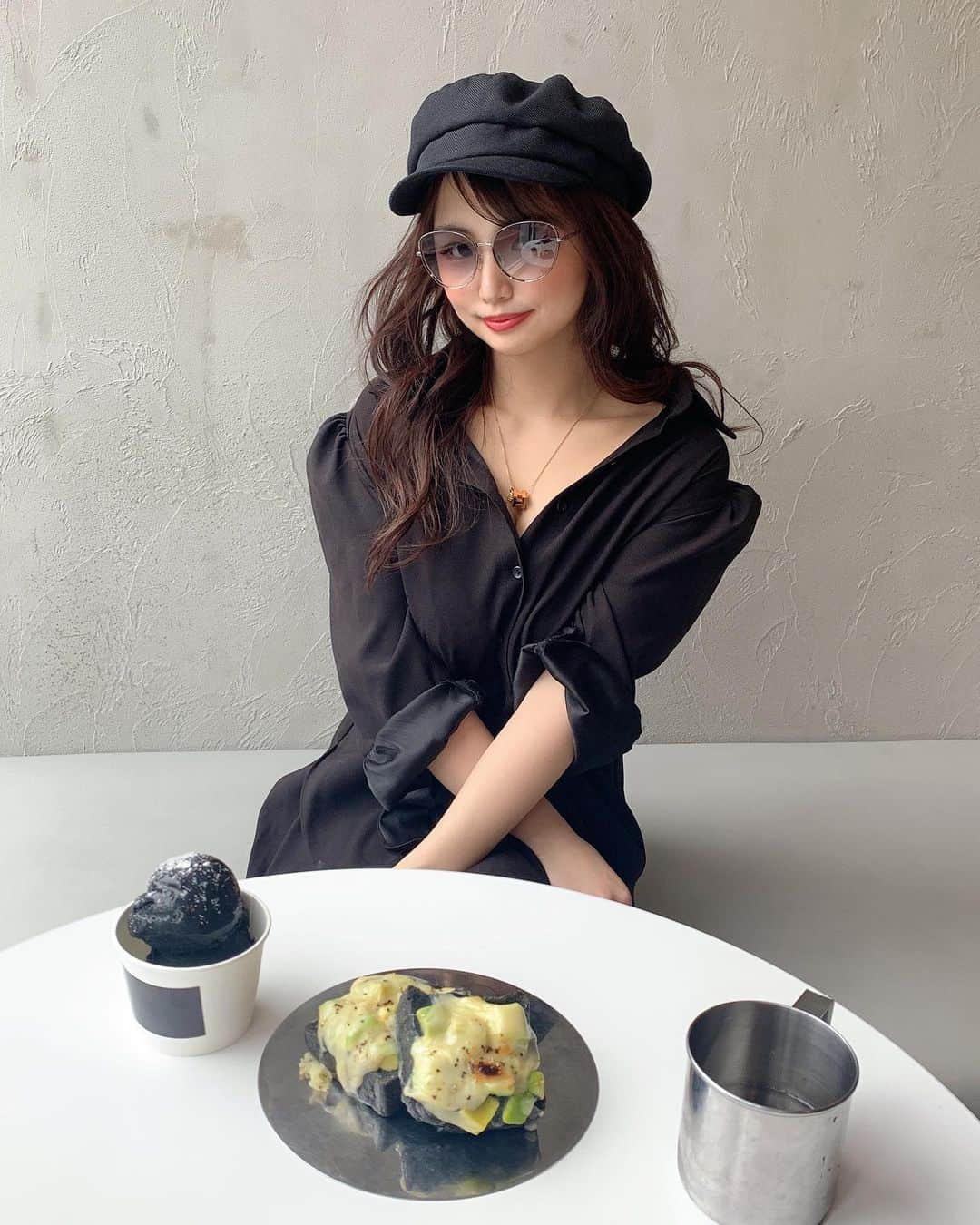 CHERIさんのインスタグラム写真 - (CHERIInstagram)「All Black Cafe 🌟 📍Café book and bed Tokyo  SHINSAIBASHI OSAKA  Had a good time in this cafe 💫  楽しかった🙋‍♀️ まったり休日🙈  いまから、まったりイチナナライブ🙈 まったり絡みに来てね💕🙋‍♀️」6月6日 15時18分 - hi_cherish.gram