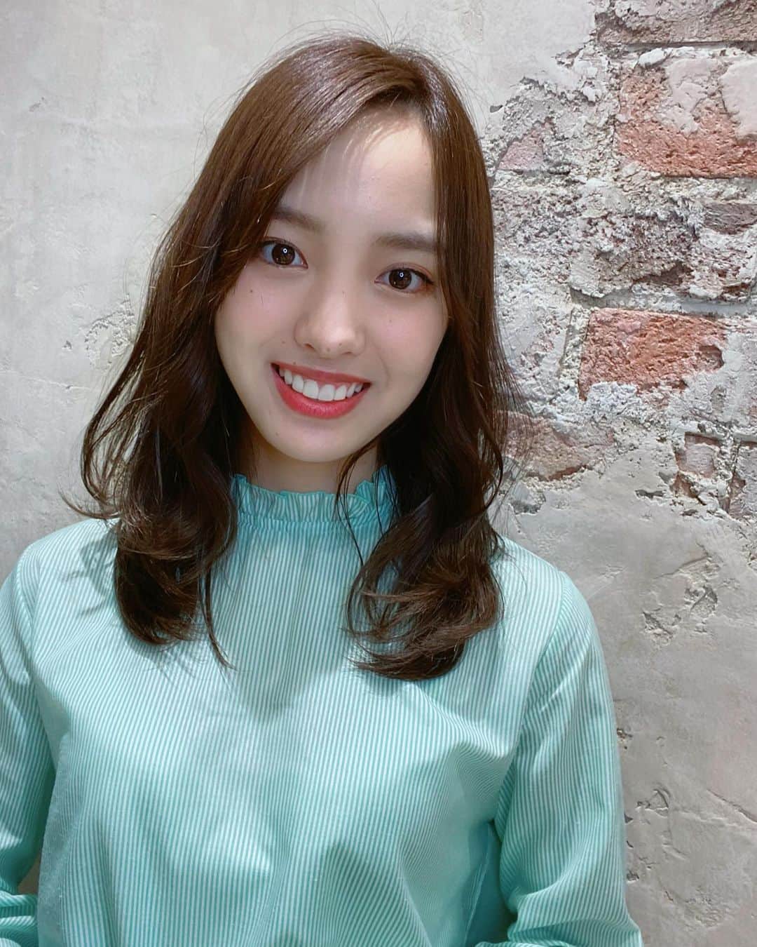 飯窪春菜のインスタグラム：「💇🏻‍♀️🎨💆🏻‍♀️ ・ ・ 髪の毛ちょっと短くなりましたあ☺️ 巻いてるからすごい短く見えますね！笑 暑くて暑くて切っちゃった！けど、私めちゃめちゃ髪の毛伸びるの早いのであっという間にいつも通りになりそうです🤦🏻‍♀️💭笑 ・ ・ ・ #hairstyle  #haircolor  @tenhouo  #セミロング くらいかなあ？ #はるなの毎日  #飯窪ってる」