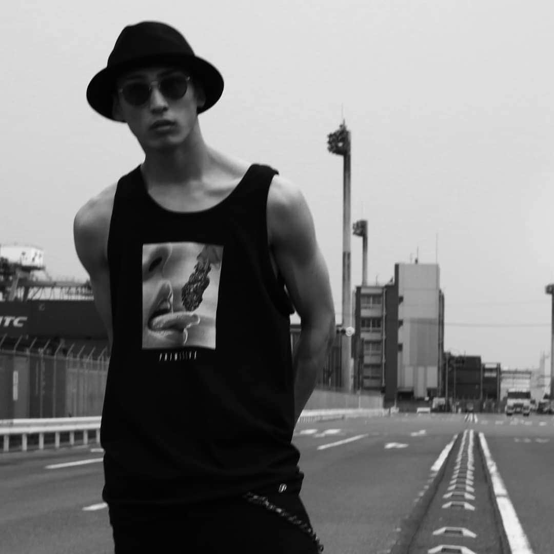 塩田康平のインスタグラム：「これはいかしてる  #タンクトップの季節 #実際タンクトップなんか着てると店内寒すぎて無理 #結局ロンティー #ロンティーて太陽光も防ぐやん？ #なんかかっこいいやん？ #最強やん #最近のマイブームはコメントくれた皆のインスタを覗きにいくこと #怖いだろ #今日も覗いてやるぜ #さぁコメントをするんだ #コメント減ったら覗きはやめるぜ笑 #覗きに行って非公開だと悔しいぜ笑 #さぁコメントするんだ #塩田康平 #streetshooting #streetsnap  #塩スタグラム」