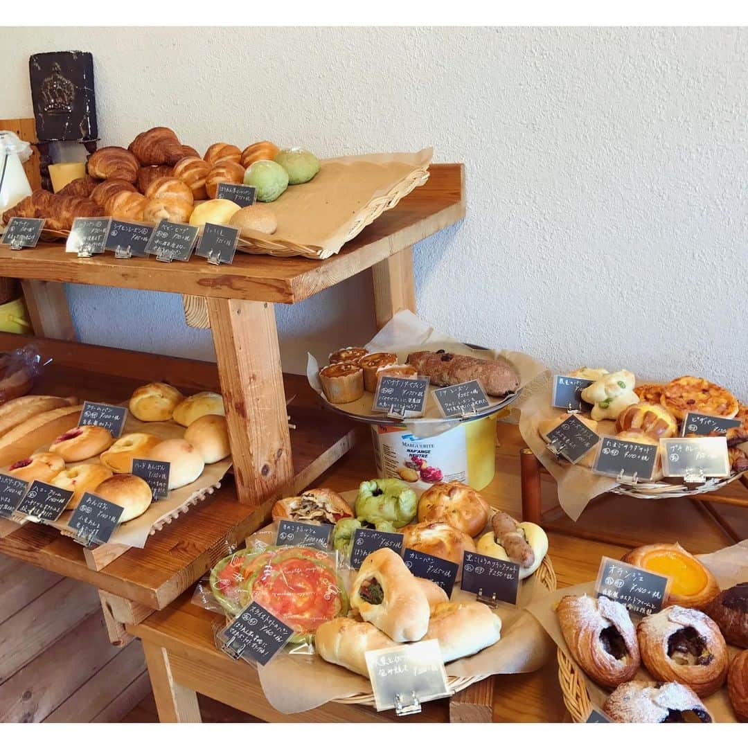 金城茉奈さんのインスタグラム写真 - (金城茉奈Instagram)「沖縄で大のお気に入りのパン屋さん！ パンとケーキのお店『Hensel』 パンの種類も豊富な上、ケーキも置いているのです。  私も沖縄に住んでいた頃は何回も訪れていました。もちろん、帰省した際は絶対と言っていいほど！！いっぱい買っちゃいます😋  お気に入りのパンは左上にある、チョコレートを包んだデニッシュショコラ。 その下にあるチーじゃかベーも大好き！こちらなんと95円！細長いライ麦スティックは、30円という安さ！素朴な味だけどサクサクしていて止まらないのです。 真ん中のノアレーズンは、レーズンの甘酸っぱさとくるみの香ばしさがマッチして最高な美味しさです。 右にあるミルクパンは水を一切使わず牛乳で作ったパンらしく、ふわふわ。 何もつけずに食べるのがおすすめっ！  あと、ブリュレことプリンも🍮濃厚で甘すぎず美味で…ここのプリンを初めて食べた時の衝撃は今でも覚えています。  ああ……書くと止まらないのでこの辺に。 是非、沖縄の方はもちろん、沖縄に寄った際にも行ってみてくださいねっ！！ #本日のパン#hansel#パンとケーキのお店ヘンゼル#沖縄#パン巡り#私のお気に入りのパン屋さん」6月6日 15時30分 - mn75aa