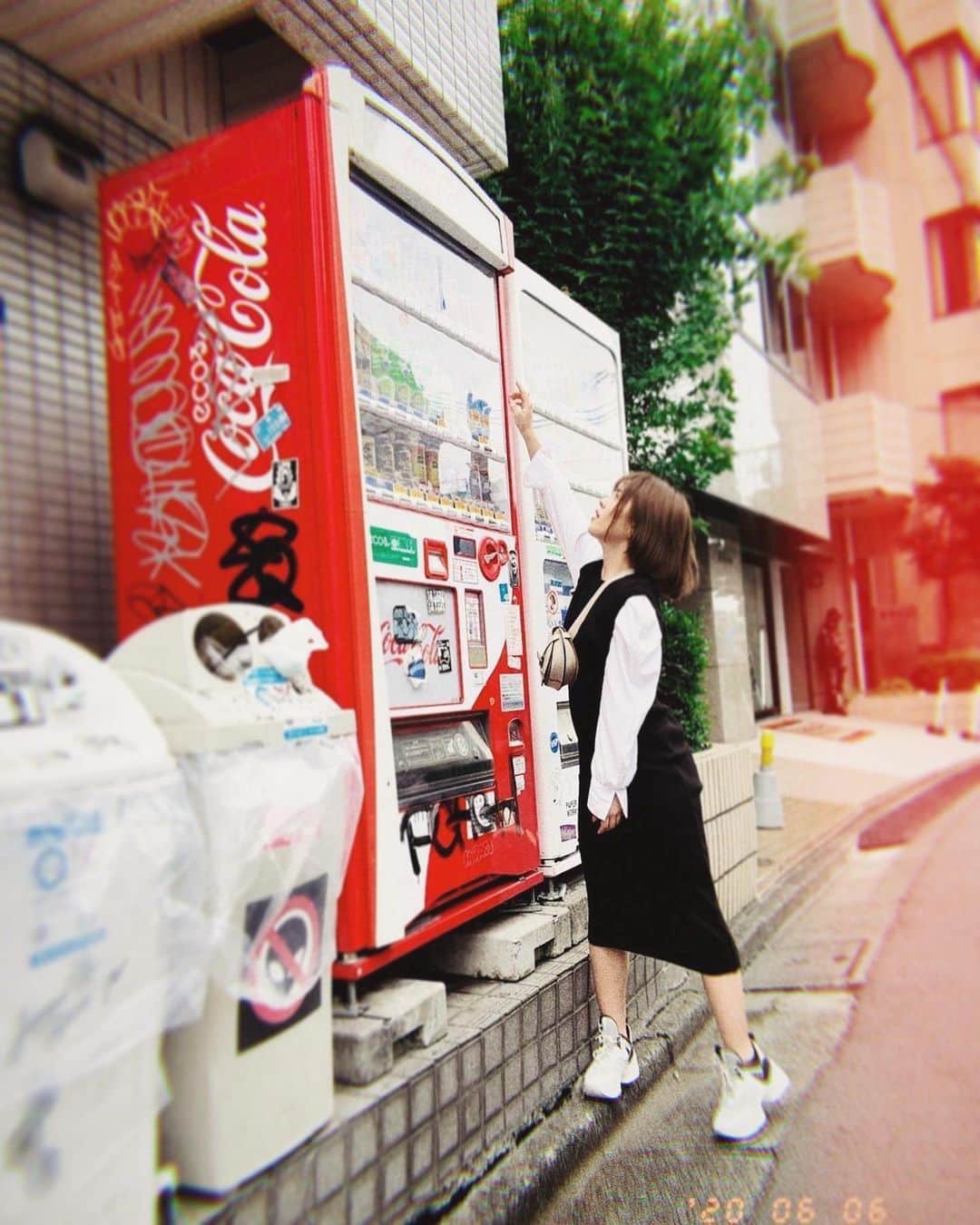 のインスタグラム：「低身長に厳しめな自販機さん . . #低身長コーデ」