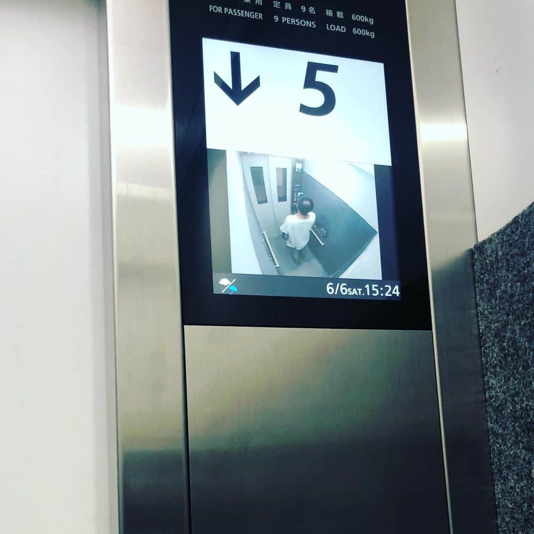 坪倉由幸のインスタグラム：「最低なエレベーターだぜ。」