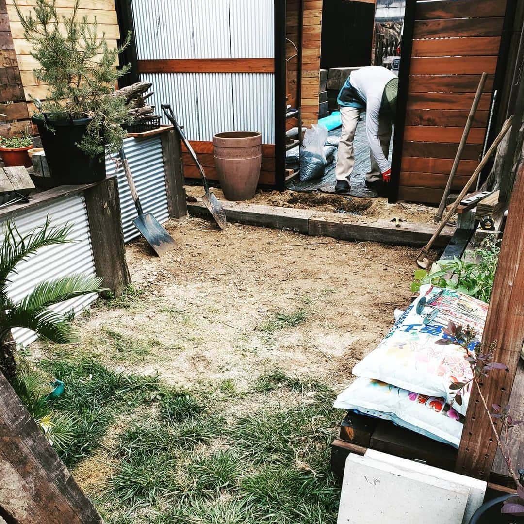 tamiさんのインスタグラム写真 - (tamiInstagram)「*﻿ #庭づくり﻿ *﻿ ここからが大変で……😇﻿ ﻿ 地面が固くて、粘土質で砂利だらけで。﻿ 毎度のことだけど、枕木を埋めるのがなかなかのしんどさで、最後はもう意地。﻿ ﻿ *﻿ 今までは、庭とは違うスペースで資材置場であまり見たくない場所、という感じだったけど、やっとこさ気持ちのいい場所になって嬉しい♡﻿ ﻿ つづく。﻿ *﻿ #庭﻿ #庭改造計画#肉体労働﻿ #庭のある暮らし#家#築45年#平屋﻿ #DIY#暮らしを楽しむ」6月6日 15時35分 - tami_73