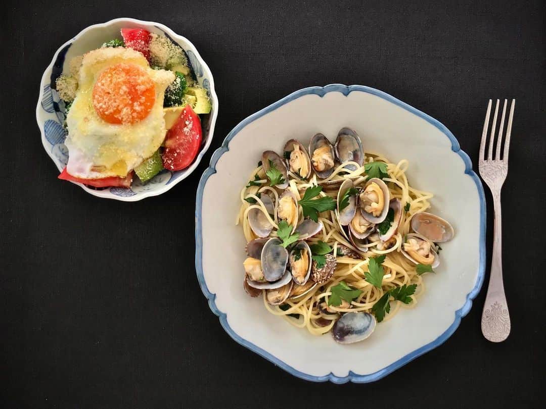 奥村佳恵のインスタグラム：「👩🏻‍🍳🍝 #かえごはん  #kae_gohan  #おうちごはん  #cooking  #vongole  #spaghettiallevongole  #italianfood  #pasta  #うつわ  #骨董  #なます皿  #益子焼  #宮田竜司」