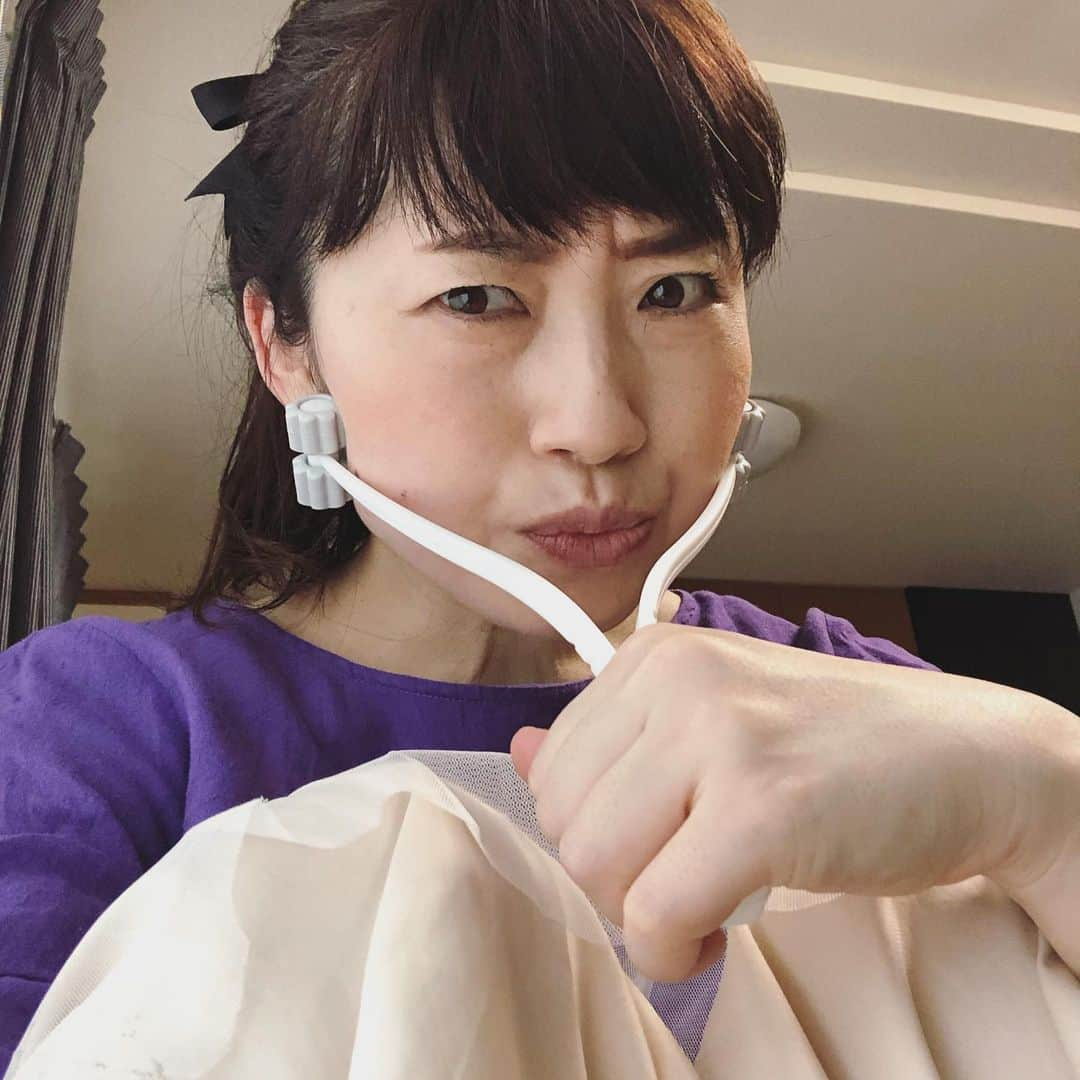 石川由香里さんのインスタグラム写真 - (石川由香里Instagram)「. 最近の １in１out！ . 美顔器やめて フェイスローラーを 買いました！ . 充電の手間がなくなって 快適！ . だから 毎日やってたら 久しぶりに 「アゴ」を感じています！ 毎日やるの大事！ . でも これって どんな顔してやったら いいんですか？ . こんな顔に なっちゃうんだけど(*´艸｀*) . #フェイスローラー #ミニマリスト #1日1捨 #もたない暮らし #ミニマルライフ #ミニマルな暮らし」6月6日 15時38分 - yukari_ishikawa