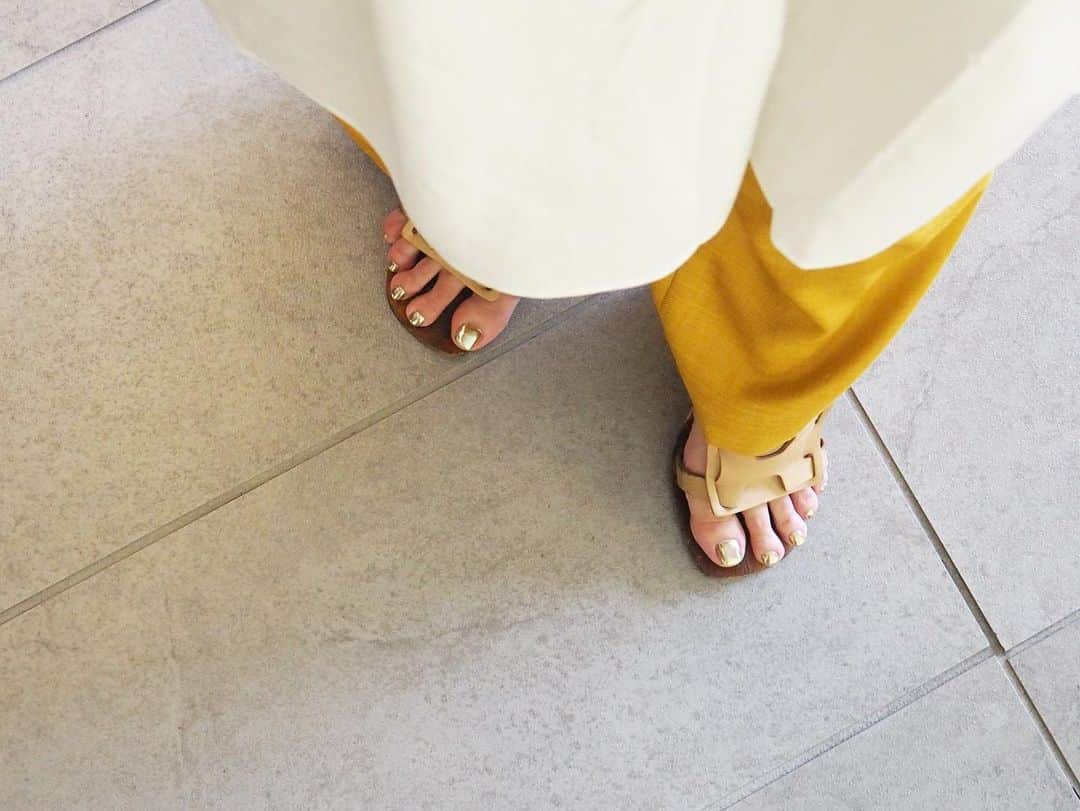 山名未紗のインスタグラム：「#ミラーネイル #ペディキュア 変えました👣✨ @luxbox.group  footケアもオススメ #スパルーチェ　で ツルツルになります✨  人気のメタリックコース クーポン有です☺️」