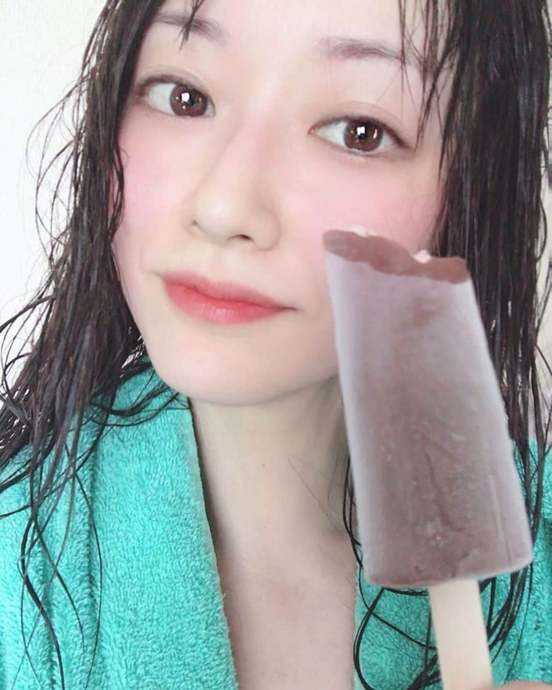 吉山りささんのインスタグラム写真 - (吉山りさInstagram)「お風呂上がりに珍しくアイス🍨🍫 アイスだけでビニール袋有料でもったいないから まるで本のようにアイスの箱片手に帰ってきた❣  ピノに似てる💓  #アイス #アイスミルク #ミルクレア #akagi #ハーゲンダッツ 買おうとしたけど高くてやめた😂 #お風呂上がり #タオル #バスタオル #バスタオルモデル #towel #チョコレート #ピノ にチョコが似てる #ねっとり #うっとり #濃厚 #🍨 #クールダウン #cooldown #炭酸水 #🛀 #🛁 #バスタイム しゅーりょ💕 #美白 #美容 #棒アイス 外だと食べるの遅いからすぐ落ちる😂 晴れた日の #ドライブ も好きだけど大雨の #drive も好き #高速道路 とか #Sa すごく好き💓 #吉山りさ」6月6日 15時52分 - oreorerisa