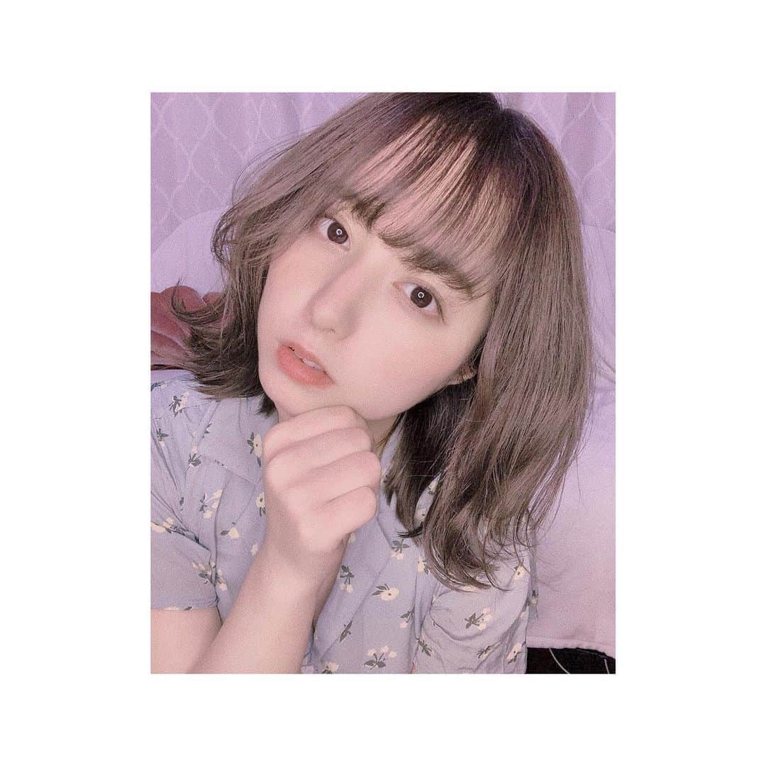 前田美里のインスタグラム：「お家ノスタルジック。 (悩んでそうな写真🤔笑。) . . #おうち時間 #stayhome #ノスタルジック  #女子力 #自撮り #今日の服 #marblee #film #film_jp #photo #selfie #ファインダー越しの私の世界 #写真好きな人と繋がりたい #ヲタク #乃木坂46 #欅坂46 #日向坂46 #japanesegirl #follow #followme」