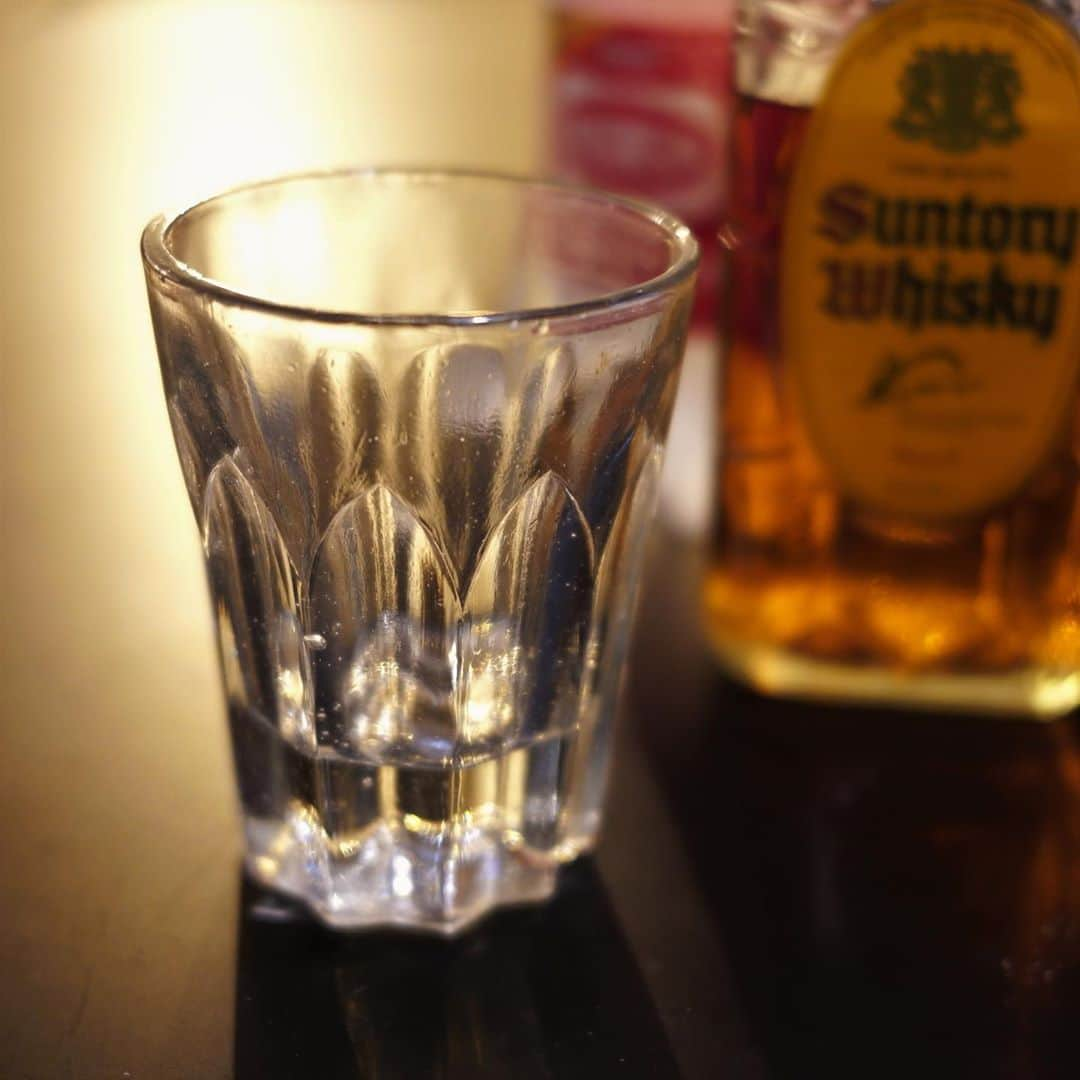 坂崎幸之助さんのインスタグラム写真 - (坂崎幸之助Instagram)「あんまり飲まないけどたまには家飲みを🥃 ハイボールで、と思ったけどグラス選びで悩む🧐 やっぱりデカいジョッキかなぁ😅  結果は5枚目に😉👌 #ハイボール #ウヰスキー #角瓶 #あられコップ #剣先コップ #ジョッキ #ウランガラス #和ガラス #レトロコップ #アンティークを使う #sigmafp #45mm #お酒もほどほどにね」6月6日 21時29分 - kohnosukesakazaki