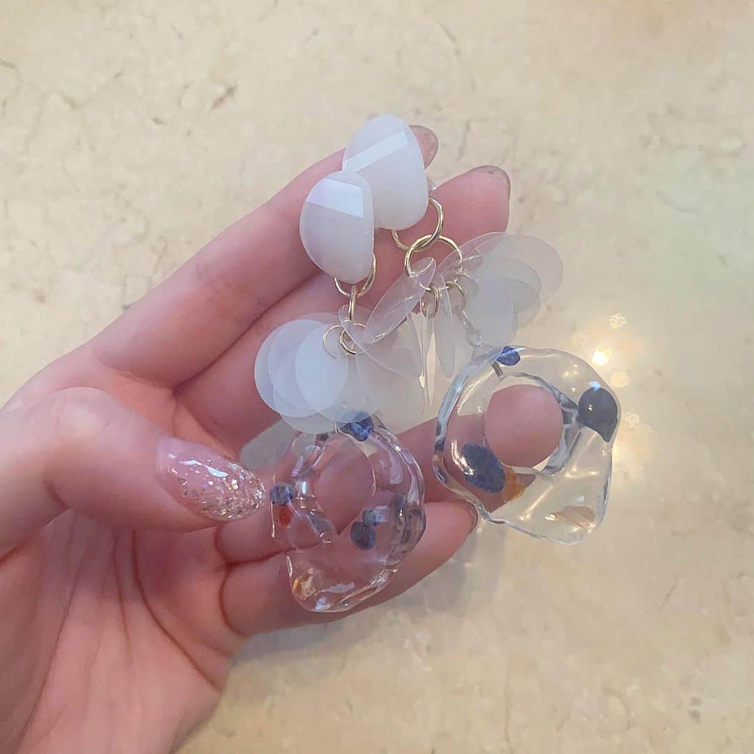 のインスタグラム：「新しくかったピアス♡ 夏っぽいかわいい〜〜🌈🏖🐠 嬉しいな🐝🧡 . . . #ピアス #summer #fashion #getfit #クリアピアス」
