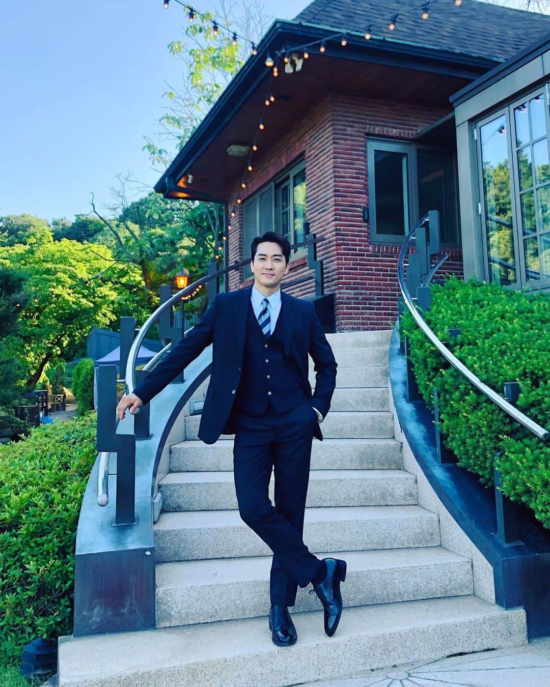 ソン・スンホンさんのインスタグラム写真 - (ソン・スンホンInstagram)「Happy Saturday 🌳 #저녁같이드실래요  @mbcdrama_now」6月6日 16時01分 - songseungheon1005