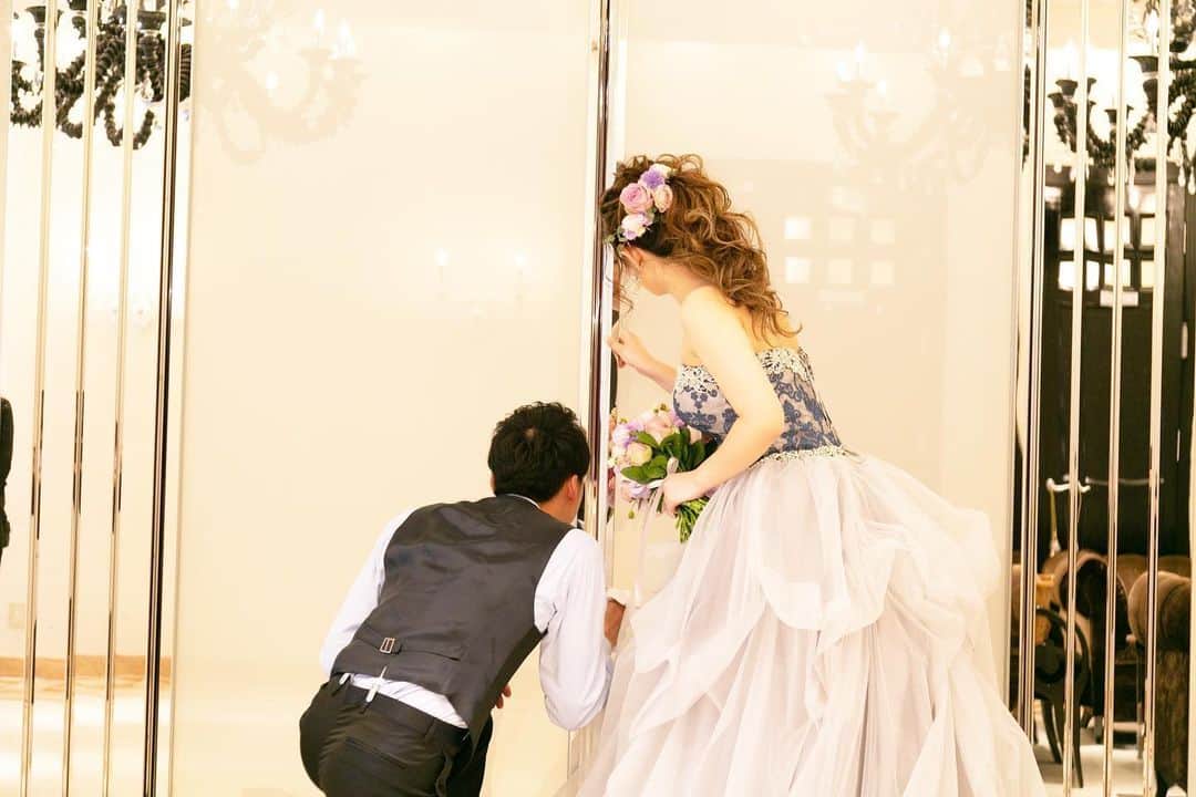 福井結婚式 ヴィラグランディス福井のインスタグラム：「披露宴会場の扉の前で﻿ こっそりと中をのぞきこんだような1枚﻿ ﻿ ワクワクしますね😋💓 ﻿ #ヴィラグランディス福井﻿ ﻿」