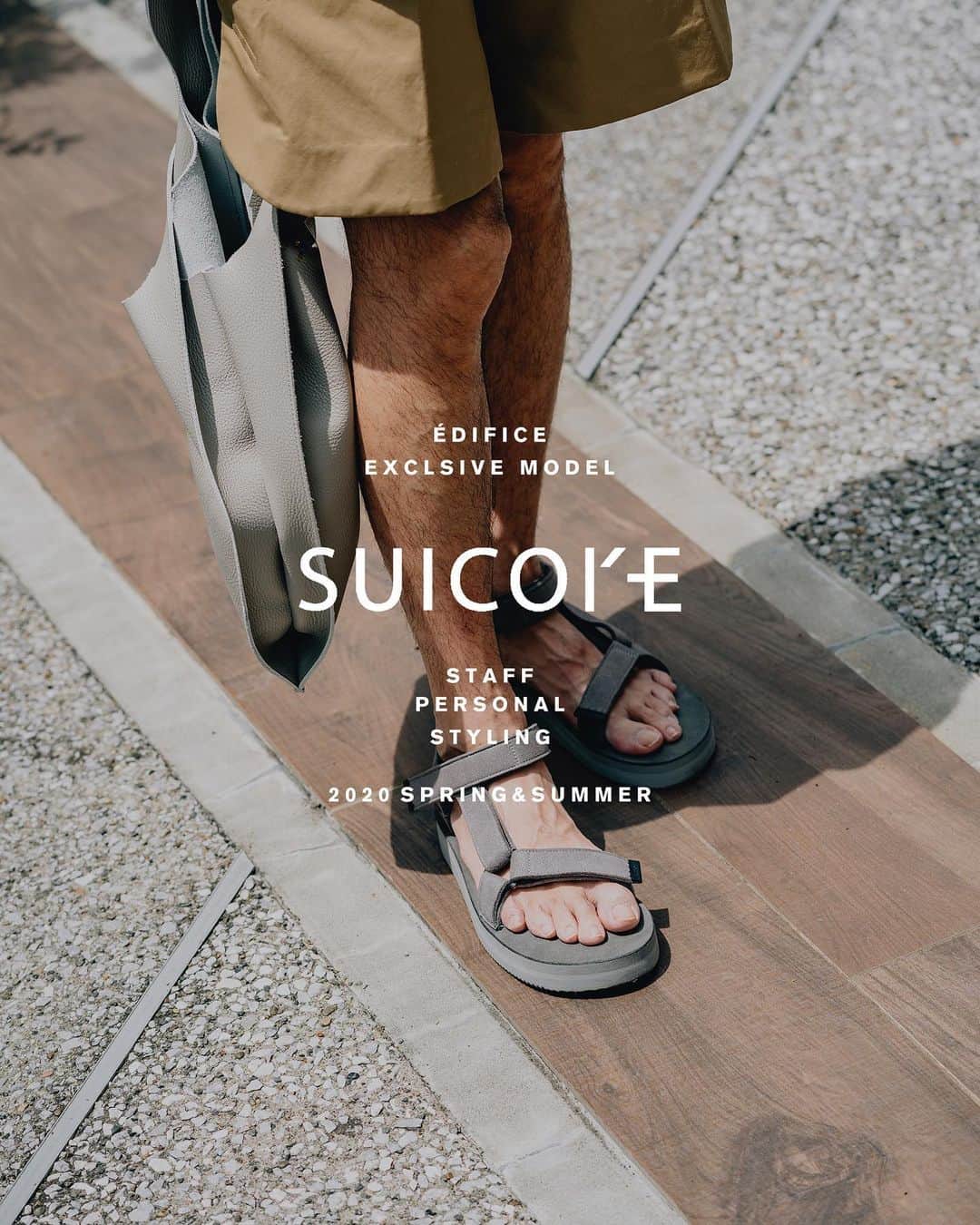 のインスタグラム：「【SUICOKE - Staff style collection - 】﻿ ﻿ 定番人気のDEPA-ECSをベースにした特別感のある仕上がり。﻿ ﻿ アイコニックなストラップによるホールド感や履き心地の良さはそのままに、フェイクスウェードとカラーリングで上品さをプラス。﻿ ﻿ そしてストラップの剣先やストラップ同士の接合部をメタルパーツを採用したことで全体をシックにまとめ上げました。﻿ ﻿ 大人見えなスポーツサンダルはショーツはもちろん、スラックスとの相性も抜群。ソックスとのコーディネートもお楽しみいただけます。﻿ ﻿ ﻿ 【SUICOKE / スイコック】﻿ 「本当に自分たちが欲しいもの、所有したいものだけを作っていく」という挑戦的創造開発をコンセプトとして2006年にスタートした日本のシューズブランド。独自開発のSUICOKE【スイコック】オリジナルサンダルEVAフットベッドを使用したサンダルを発表。どのモデルも柔軟な踏み心地に加え、反発性を兼ね備えた仕上がりとなっている。﻿ ﻿ ﻿ Shirt : 【EDIFICE LA BOUCLE】¥18,000+tax﻿ No : 20050300610010﻿ Pants : 【Lou dalton】¥21,000+tax﻿ No : 20031310000010﻿ Tee : 【EDIFICE LA BOUCLE】¥6,800+tax﻿ No : 20071300605010﻿ Sandals : 【SUICOKE EX】¥12,000+tax﻿ No : 20093310003510﻿ ﻿ ﻿ ﻿ ﻿ ﻿ ﻿ ﻿ ﻿ ﻿ ✁----------------------------------------﻿ #edifice #menssandals #sandalstyle #coordinate #2020ss #suicoke #mensfashion #mensstyle #menswear #exclusive #suede #strapsandals #menwithclass #menwithstyle #mensclassic #mensclothing #mensclothes #dapper #dapperman #dapperstyle #エディフス #スイコック #夏サンダル #エディフィス別注 #ストリートスナップ #着こなし」