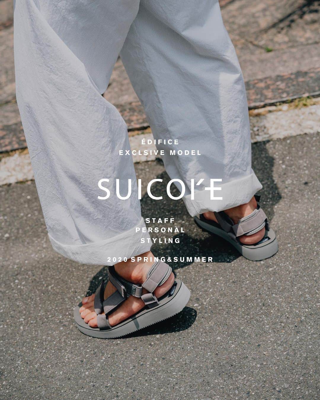 のインスタグラム：「【SUICOKE - Staff style collection - 】﻿ ﻿ 定番人気のDEPA-ECSをベースにした特別感のある仕上がり。﻿ ﻿ アイコニックなストラップによるホールド感や履き心地の良さはそのままに、フェイクスウェードとカラーリングで上品さをプラス。﻿ ﻿ そしてストラップの剣先やストラップ同士の接合部をメタルパーツを採用したことで全体をシックにまとめ上げました。﻿ ﻿ 大人見えなスポーツサンダルはショーツはもちろん、スラックスとの相性も抜群。ソックスとのコーディネートもお楽しみいただけます。﻿ ﻿ ﻿ 【SUICOKE / スイコック】﻿ 「本当に自分たちが欲しいもの、所有したいものだけを作っていく」という挑戦的創造開発をコンセプトとして2006年にスタートした日本のシューズブランド。独自開発のSUICOKE【スイコック】オリジナルサンダルEVAフットベッドを使用したサンダルを発表。どのモデルも柔軟な踏み心地に加え、反発性を兼ね備えた仕上がりとなっている。﻿ ﻿ ﻿ Shirt : 【BODE（EDIFICE TOKYO店限定】¥50,000+tax﻿ No : 20051310002610﻿ Pants : 【URU】¥32,000+tax﻿ No : 20030310005710﻿ Tee : 【EDIFICE LA BOUCLE】¥6,800+tax﻿ No : 20071300605010﻿ Sandals : 【SUICOKE EX】¥12,000+tax﻿ No : 20093310003510﻿ ﻿ ﻿ ﻿ ﻿ ﻿ ﻿ ﻿ ﻿ ﻿ ✁----------------------------------------﻿ #edifice #menssandals #sandalstyle #coordinate #2020ss #suicoke #mensfashion #mensstyle #menswear #exclusive #suede #strapsandals #menwithclass #menwithstyle #mensclassic #mensclothing #mensclothes #dapper #dapperman #dapperstyle #エディフス #スイコック #夏サンダル #エディフィス別注 #ストリートスナップ #着こなし」