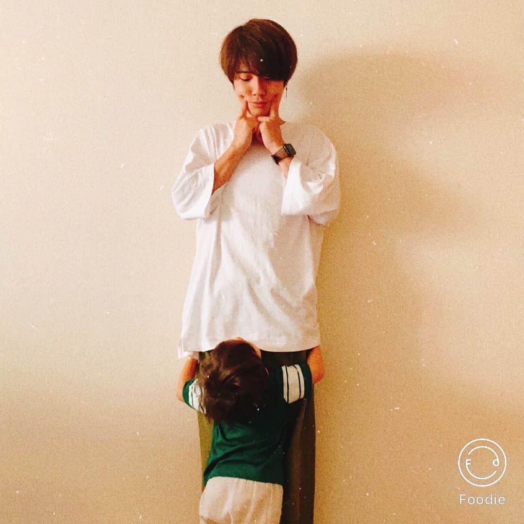 田南輝一のインスタグラム：「. ママのコーデ写真撮ってたら絶対入ってくる息子。 2人してママの真似だよね〜👪 . . その顔可愛いけどカメラ向こうだよ、、笑 . #foodie #フーディーカメラ #フーディーQR #家族　#写真  #モデル」