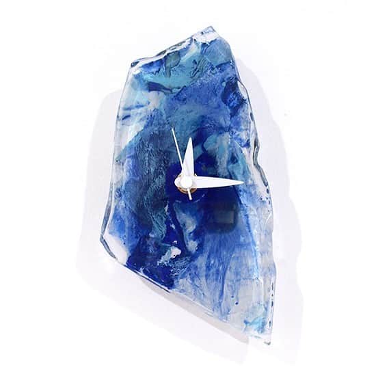 comb de shioさんのインスタグラム写真 - (comb de shioInstagram)「絵本から出てきたような 不思議な形のガラス時計。  #ブルーインテリア  時計から、アートのある生活、はじめませんか？  glass art clock by Isako TODA﻿ ﻿ #アートのある暮らし ﻿ ------------------------﻿ 【作品リスト】﻿ ﻿ ■ ﻿ ガラスアート時計・「紫陽花の時」  オンラインショップ掲載中です。﻿ 画像のタグ🏷からリンクしてます﻿ ﻿ ﻿ #combdeshio﻿ #コムデシオガラス ﻿ #コムデシオ ﻿ #ガラス作家杜多一菜子﻿ #三重県  #三重県津市  #インテリア好きな人と繋がりたい﻿ #インテリアデザイン﻿ #おしゃれインテリア #インテリアアート #壁掛けインテリア #おしゃれな部屋  #抽象画アート #寝室インテリア  #壁掛け時計 #ガラス時計 #新築祝いのプレゼント #結婚祝いのプレゼント  #おうち時間を楽しむアイテム ﻿ #artist  #interiorart #interiorartwork #artclock #glassclock #japanesecraft #clock」6月6日 16時14分 - comb_de_shio