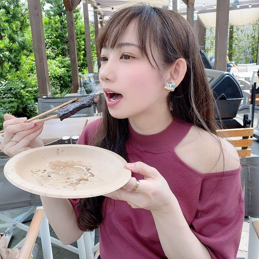 Moeさんのインスタグラム写真 - (MoeInstagram)「. なんばパークス最上階に ある『THE ROOFTOP』 に取材に行ってきたで🥺✨ . 実は一度行ったことが あるねんけど…💓 やはり素敵な場所🤩👏 . 今回は贅沢プレミアムBBQ プランを紹介🥰 . これは唯一はシーフードの 入ってるプランやねん🤤🦐 美味しかった〜！ . めっちゃ豪華やから ぜひ日々のご褒美に みんなでわいわいBBQ しにいってみて😋 . アルコールはもちろん ソフトドリンクも充実してるよ！ 飲み放題やし、カレーやスイーツも食べ放題✨ 最高なプランやねん！🤩 . ⚠️このプランはディナーだけです！ . コロナ安全対策もしてるから しっかり対策しながら 楽しみましょ😋🍽 . . #なんばパークス #therooftop #therooftopbbq  #BBQ #なんばディナー #難波 #なんばグルメ  #飲み放題 #食べ放題 #お肉大好き #海鮮bbq  #大阪 #難波 #関西グルメ #インスタグラマー #インフルエンサー #関西モデル」6月6日 16時28分 - pimoemoe