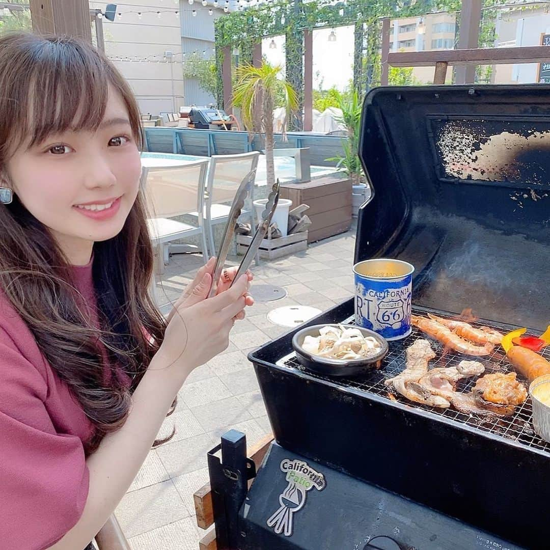 Moeさんのインスタグラム写真 - (MoeInstagram)「. なんばパークス最上階に ある『THE ROOFTOP』 に取材に行ってきたで🥺✨ . 実は一度行ったことが あるねんけど…💓 やはり素敵な場所🤩👏 . 今回は贅沢プレミアムBBQ プランを紹介🥰 . これは唯一はシーフードの 入ってるプランやねん🤤🦐 美味しかった〜！ . めっちゃ豪華やから ぜひ日々のご褒美に みんなでわいわいBBQ しにいってみて😋 . アルコールはもちろん ソフトドリンクも充実してるよ！ 飲み放題やし、カレーやスイーツも食べ放題✨ 最高なプランやねん！🤩 . ⚠️このプランはディナーだけです！ . コロナ安全対策もしてるから しっかり対策しながら 楽しみましょ😋🍽 . . #なんばパークス #therooftop #therooftopbbq  #BBQ #なんばディナー #難波 #なんばグルメ  #飲み放題 #食べ放題 #お肉大好き #海鮮bbq  #大阪 #難波 #関西グルメ #インスタグラマー #インフルエンサー #関西モデル」6月6日 16時28分 - pimoemoe