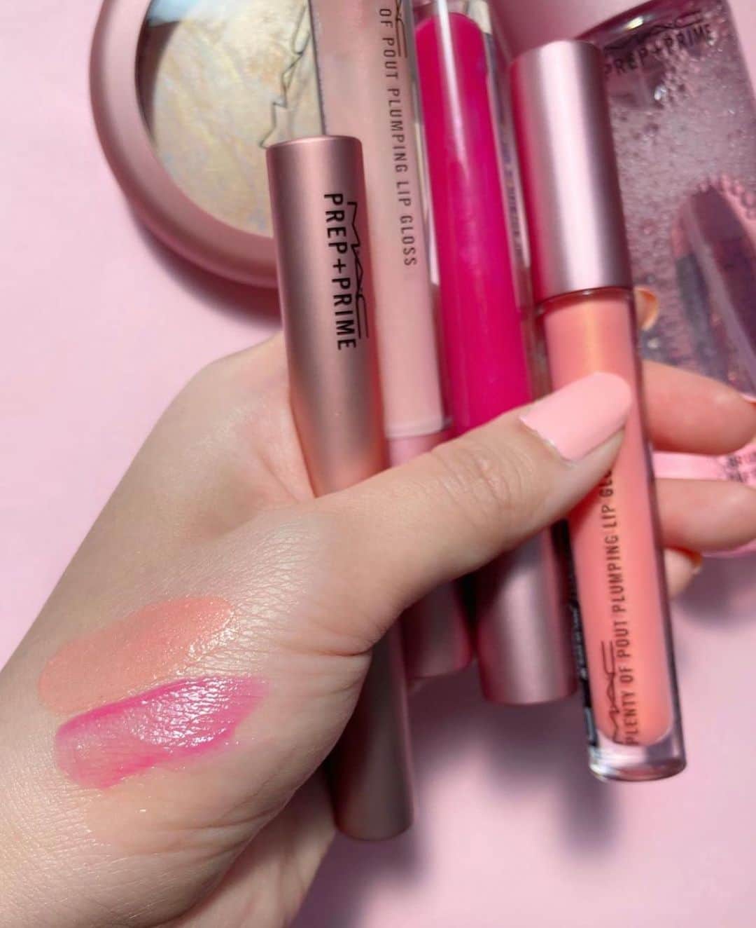 M∙A∙C Cosmetics Japanのインスタグラム：「【公式オンラインショップ限定 再入荷】 ㅤ お手持ちのリップに限定のグロスをオン✨透け感が初夏らしくおすすめです🍉 ㅤ プレンティ オブ パウト プランピング リップグロス L、 カラーは上から ☑︎エフェメラル ネイチャー ☑︎タッチ オブ レヴァレンス ☑︎ライト ピンク ㅤ スペシャルキャンペーン開催中！ M･A･C公式オンラインショップ限定 お好きなM･A･C製品を8,250円(税込)ご購入の方へ、ミニサイズのリップスティック (1.8g)の人気カラー「チリ」をプレゼント致します！ ㅤ ※お1人様1会計につき1回までとさせて頂きます ※無くなり次第終了 ㅤ ㅤ ✅6月8日(月) 午前11時 M･A･C公式ショップ 楽天市場店にてPetal Powerコレクションの一部製品を再発売いたします。システムの影響により、発売が多少前後する可能性がございます。何卒ご了承ください。 ㅤㅤ 【公式オンラインショップ限定特典】 ☑︎初回ご購入のお客様へ10% OFFクーポンをプレゼント（クーポンコードwelcome） ㅤ Regram from @macpro_tokyo  #MACPetalPower#MACペタルパワー#MACCosmeticsJapan#MACCosmetics#MAC#MACコスメ#メイク好き#デパコス#新作コスメ#限定コスメ#春メイク#血色感#血色メイク#抜け感メイク#抜け感#コスメ記録#コスメマニア#艶肌メイク#マックコスメ#限定コスメ#ピンクメイク#口紅#MACリップ#リップメイク#リップ好き#夏メイク#ピンクリップ」