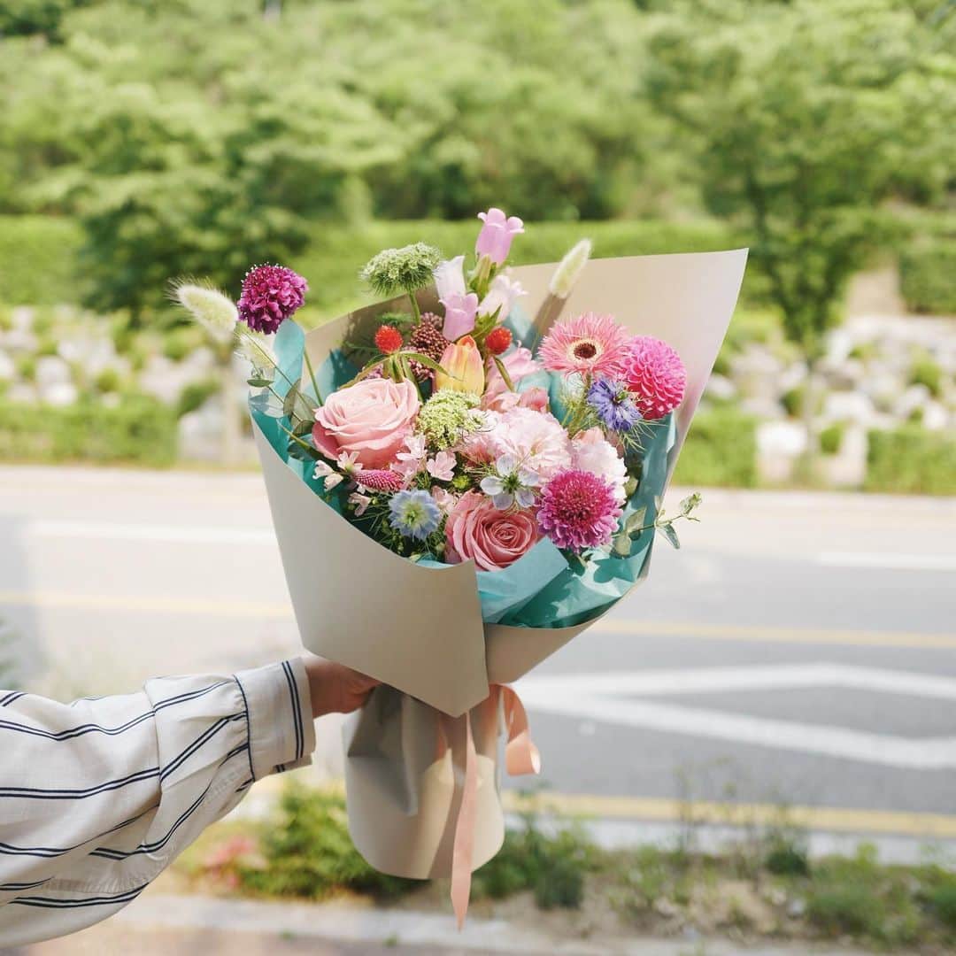 JF flower Shopさんのインスタグラム写真 - (JF flower ShopInstagram)「완전 여름이다 🌿 . . . .#2020jfflowershop #jfflowershop #flower #florist #floral #flowerlesson #koreanflorist #flowerstagram  #koreanflower  #웨딩부케 #플로리스트 #플로리스트수업 #핸드타이드  #범계플라워레슨 #꽃꽂이 #플라워레슨 #꽃꽂이수업 #안양꽃집 #범계꽃집 #평촌꽃집 #과천꽃집 #인덕원꽃집 #동편마을꽃집 #포일동꽃집 #내손동꽃집  #의왕꽃집 #花#花艺设计」6月6日 16時40分 - jfflowershop