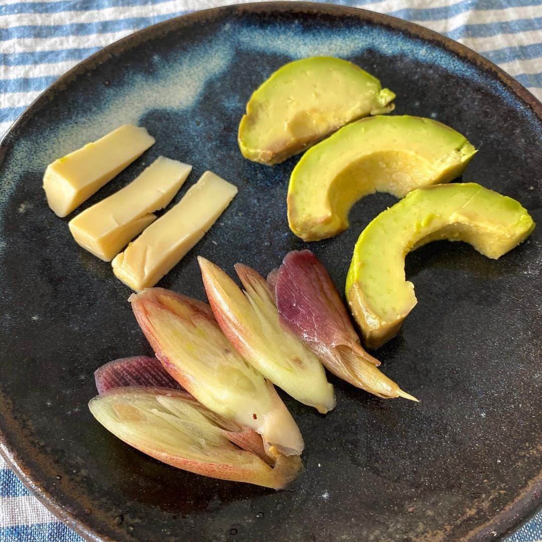 のインスタグラム：「🥑🧀 アボカドがほぼチーズでチーズがチーズじゃなくなる魔法。とりあえず茗荷はきゅうりと双璧を成して最高。  これはもうアテだ…ほぼ夏だし…土曜だし…ヨロッコの新作開けていいよね…旨。。🍺 #ぬか漬け #ぬか床 #乳酸菌 #japanesefood #beer #ヨロッコビール #クボタ食堂 #うつわ #民藝」