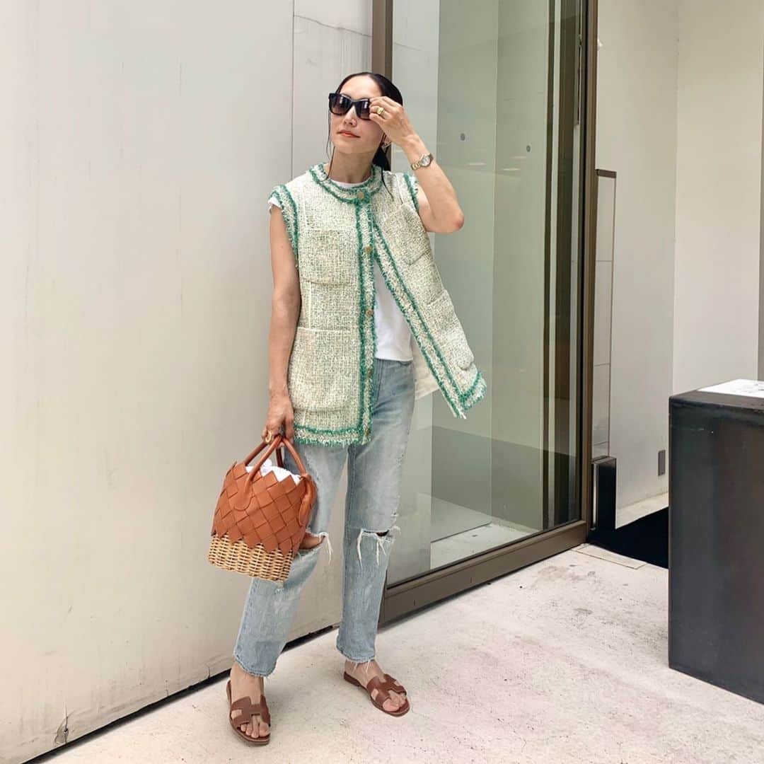 亀恭子のインスタグラム：「green gilet💚 . . . 秋もニットとレイヤードして… 長く愛用したい逸品。 . . カジュアルに着るのがベースだけど、 時計はクラス感のあるものを。 . . today's… #fashion #ootd #kkstyle #tokyo #kamescloset #gilet #blamink #cutandsew #thenewhouse #pants #yanuk #sunglasses #thierylasry #bag #ludlow #shoes #hermes #june」