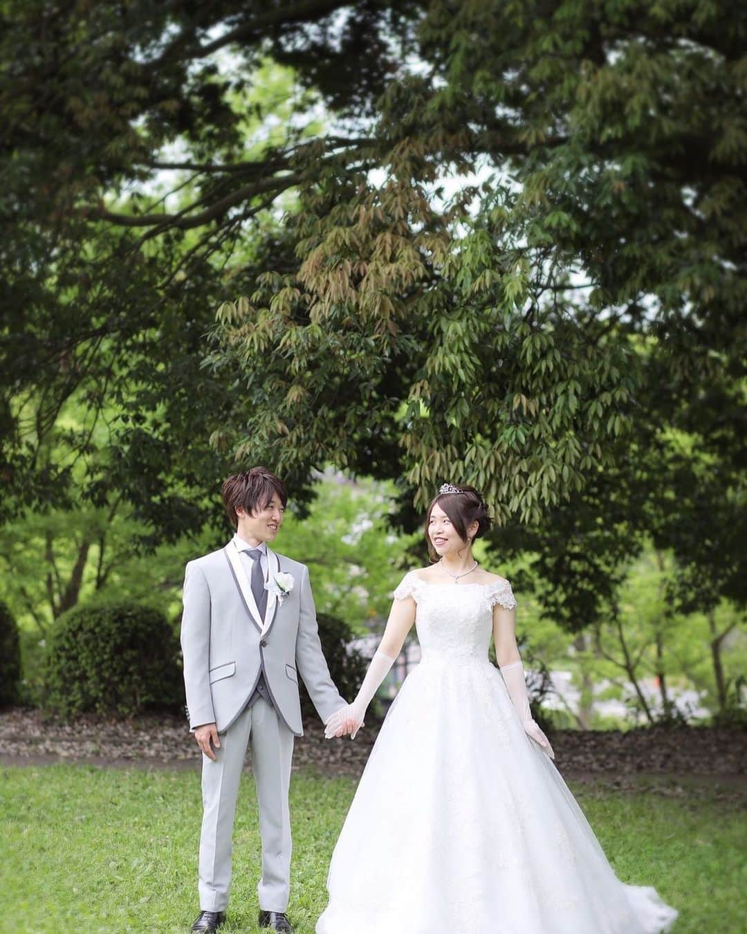 ブライダル グランシア須賀川《福島県須賀川市：結婚式場》さんのインスタグラム写真 - (ブライダル グランシア須賀川《福島県須賀川市：結婚式場》Instagram)「先日のフォトウェディングの1枚🌿💕 緑✖️ウェディングドレスは最強ですね🥰✨ #須賀川の結婚式場 #須賀川結婚式 #グランシア須賀川 #グランシア #オリジナルウェディング #wedding #happy #プレ花嫁 #プレ花婿 #貸切 #結婚式 #ブライダル #オシャレ #人気式場 #幸せ結婚式 #ナチュラル #japan #sukagawa」6月6日 16時48分 - granciasukagawa