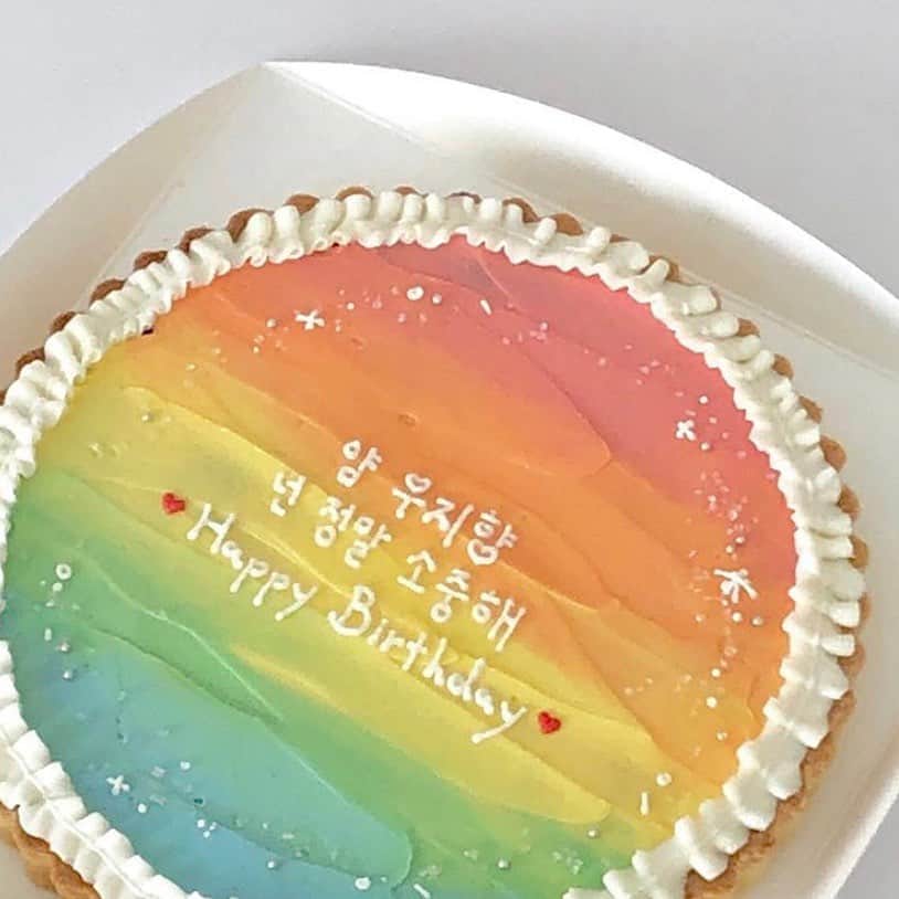 ハルハルさんのインスタグラム写真 - (ハルハルInstagram)「おうちでお祝い！﻿ みんなの作るセンイルケーキが最高に可愛い件🎂﻿ ﻿ ﻿ あんにょん♡﻿ ハルハル編集部のAKIです！﻿ ﻿ ﻿ みんなはセンイルケーキって作った事ある？﻿ ﻿ 韓国女子の手作りケーキが可愛すぎる！ということで、﻿ 今回はその可愛さの秘訣を教えちゃいます💝﻿ ﻿ ﻿ 🍰可愛いセンイルケーキのポイント﻿ ・ホールケーキにする﻿ ・とにかくカラフルに色付けする﻿ ・デコレーションにも凝って！﻿ ﻿ ﻿ 可愛くケーキが作れたら写真に収めるのも忘れずに♡﻿ おうちでバースデーパーティーもしちゃおう～！﻿ ﻿ ﻿ とにかく韓国女子が作るケーキは﻿ カラフルで可愛いものがたくさん♡﻿ ﻿ みんなもぜひ作ってみてね🌈﻿ ﻿ ﻿ ﻿ DMでのお返事はなかなかできないので、質問などはコメントからお願いします！﻿ ﻿ たくさんのコメント待ってるね～﻿ ﻿ ﻿ ﻿ ﻿ -----------------﻿ ‌﻿ 今回の可愛いお写真は、﻿ 以下の方からお借りしています♡﻿ ‌﻿ Thanks for…﻿ ‌﻿ ﻿ @yeonnydoit 님﻿ @c_harm1ng 님﻿ ﻿ ‌﻿ #ハルスタ や #ハルハル をタグ付けしていただくと、﻿ ハルハルの記事やInstagramに投稿させていただく場合がございます﻿ ‌﻿ #하루스타 #하루하루 를 태그 하시면﻿ 하루하루의 기사와 인스타그램에서 사용할 가능성이 있습니다﻿ ‌﻿ -----------------﻿ ‌﻿ ‌﻿ ‌﻿ ‌﻿ ‌﻿ ‌﻿ ‌﻿ #韓国#韓国好きな人と繋がりたい#ケーキ#バースデーケーキ#センイル#誕生日ケーキ#お祝い#생일#생일파티#オタク#オタ活#推し事#ケーキ#誕生日#kpop好きな人と繋がりたい#kpopfan」6月6日 17時00分 - haruharu_furyu
