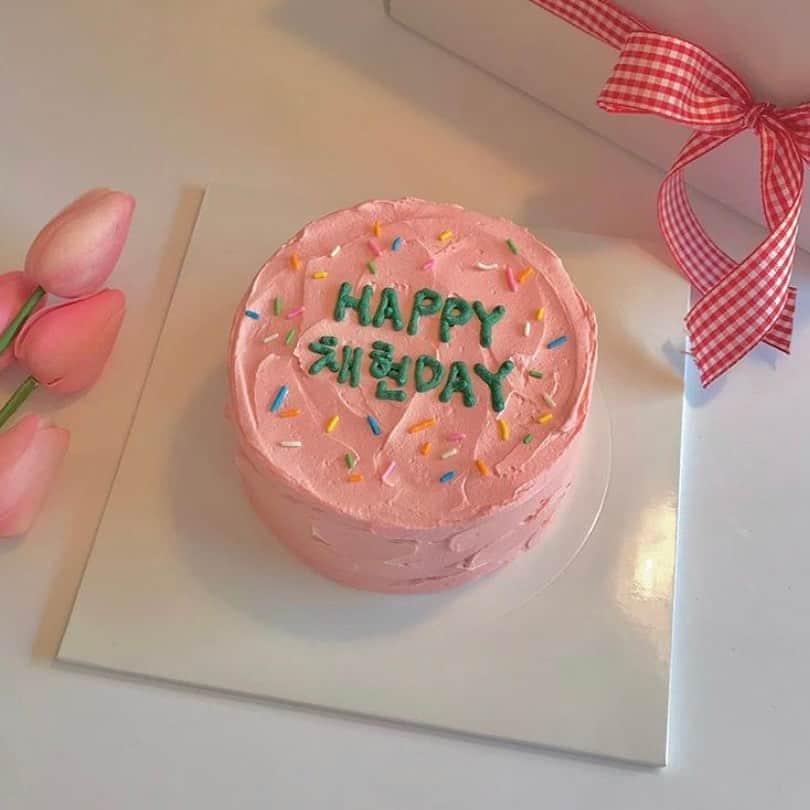 ハルハルさんのインスタグラム写真 - (ハルハルInstagram)「おうちでお祝い！﻿ みんなの作るセンイルケーキが最高に可愛い件🎂﻿ ﻿ ﻿ あんにょん♡﻿ ハルハル編集部のAKIです！﻿ ﻿ ﻿ みんなはセンイルケーキって作った事ある？﻿ ﻿ 韓国女子の手作りケーキが可愛すぎる！ということで、﻿ 今回はその可愛さの秘訣を教えちゃいます💝﻿ ﻿ ﻿ 🍰可愛いセンイルケーキのポイント﻿ ・ホールケーキにする﻿ ・とにかくカラフルに色付けする﻿ ・デコレーションにも凝って！﻿ ﻿ ﻿ 可愛くケーキが作れたら写真に収めるのも忘れずに♡﻿ おうちでバースデーパーティーもしちゃおう～！﻿ ﻿ ﻿ とにかく韓国女子が作るケーキは﻿ カラフルで可愛いものがたくさん♡﻿ ﻿ みんなもぜひ作ってみてね🌈﻿ ﻿ ﻿ ﻿ DMでのお返事はなかなかできないので、質問などはコメントからお願いします！﻿ ﻿ たくさんのコメント待ってるね～﻿ ﻿ ﻿ ﻿ ﻿ -----------------﻿ ‌﻿ 今回の可愛いお写真は、﻿ 以下の方からお借りしています♡﻿ ‌﻿ Thanks for…﻿ ‌﻿ ﻿ @yeonnydoit 님﻿ @c_harm1ng 님﻿ ﻿ ‌﻿ #ハルスタ や #ハルハル をタグ付けしていただくと、﻿ ハルハルの記事やInstagramに投稿させていただく場合がございます﻿ ‌﻿ #하루스타 #하루하루 를 태그 하시면﻿ 하루하루의 기사와 인스타그램에서 사용할 가능성이 있습니다﻿ ‌﻿ -----------------﻿ ‌﻿ ‌﻿ ‌﻿ ‌﻿ ‌﻿ ‌﻿ ‌﻿ #韓国#韓国好きな人と繋がりたい#ケーキ#バースデーケーキ#センイル#誕生日ケーキ#お祝い#생일#생일파티#オタク#オタ活#推し事#ケーキ#誕生日#kpop好きな人と繋がりたい#kpopfan」6月6日 17時00分 - haruharu_furyu