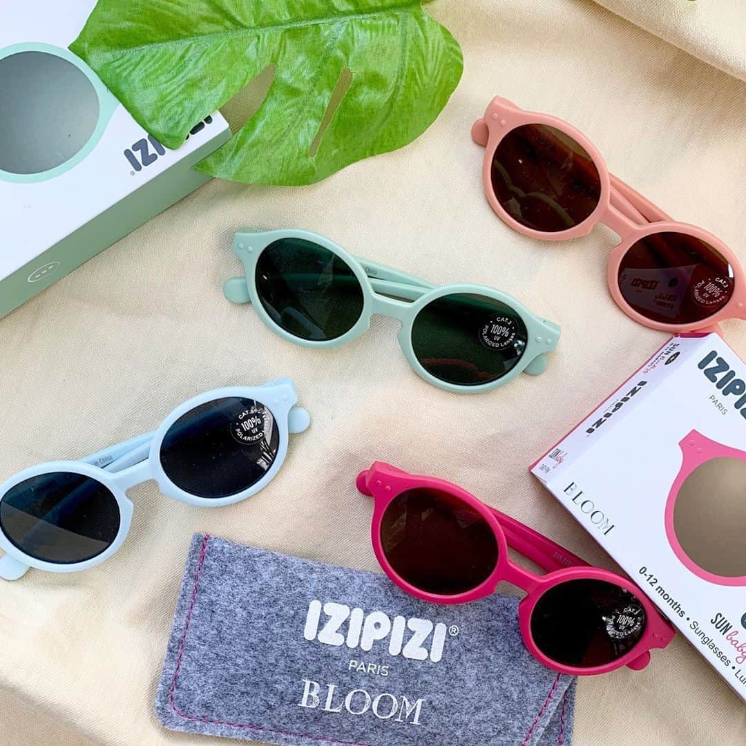 blossom39_officialのインスタグラム：「. 昨年も大人気だった《IZIPIZI》のサングラス！  今年は2020SS限定”BLOOM collection”の4色が登場！ フレームの色によってレンズの色もかわっているのが とてもおしゃれなんです＊  全てズリ落ち防止のシリコンバンドと フェルト製のケースがセットになっています！ . ※一部店舗のみでの取り扱いとなります。 ※サイズにより入荷のないカラーもございます。  #blossom39 #ブロッサム39 #izipizi #イジピジ #サングラス #ベビーサングラス #キッズサングラス #夏のおでかけ #紫外線対策 #uvカット #赤ちゃんのいる生活」