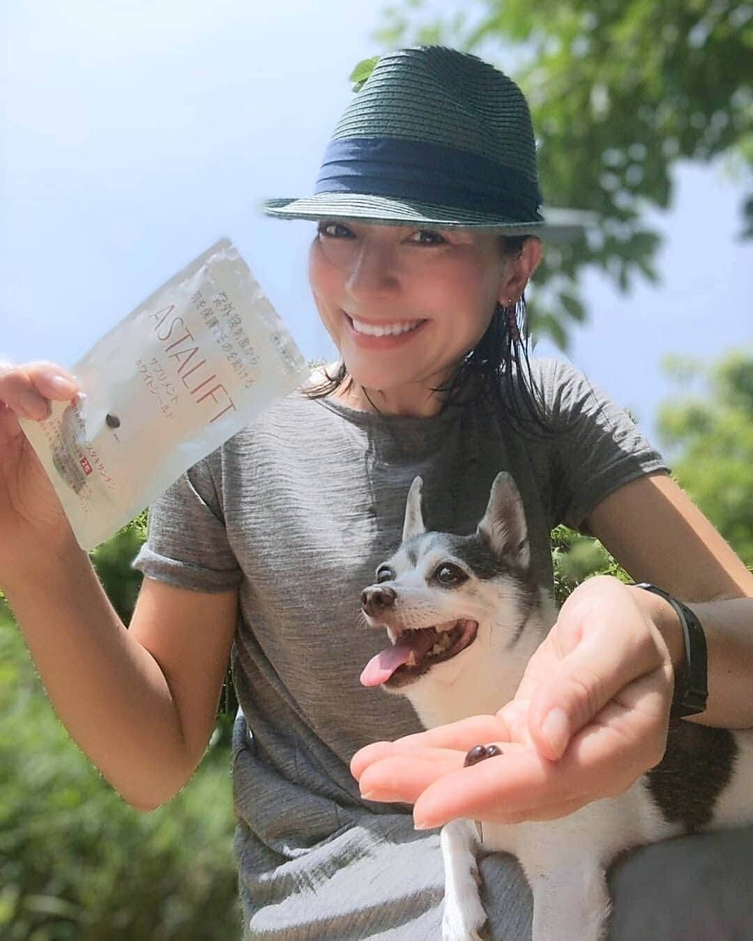 芳美リンさんのインスタグラム写真 - (芳美リンInstagram)「飲むUVケア♫﻿ アスタリフトのホワイトシールド★﻿ ﻿ 継続して、飲み続けると効果的ということで、毎日飲むようにしています。﻿ ﻿ これでトイとのお散歩も安心だ♫﻿ ﻿ アウトドアをこれからもアクティブに続けたいので、日々のケアに取り入れます★﻿ ﻿ 内側からも紫外線対策ー😀😀﻿ ﻿ #ホワイトシールド﻿ #アスタリフト﻿ #飲む紫外線対策﻿ #wwd_jp_pr﻿ #staypositive_stayactive﻿ #アウトドア#アウトドア女子#犬のいる暮らし﻿ #アウトドア好きな人と繋がりたい#アウトドア好き #アウトドアライフ ﻿ ﻿」6月6日 17時18分 - lynn.lynn5